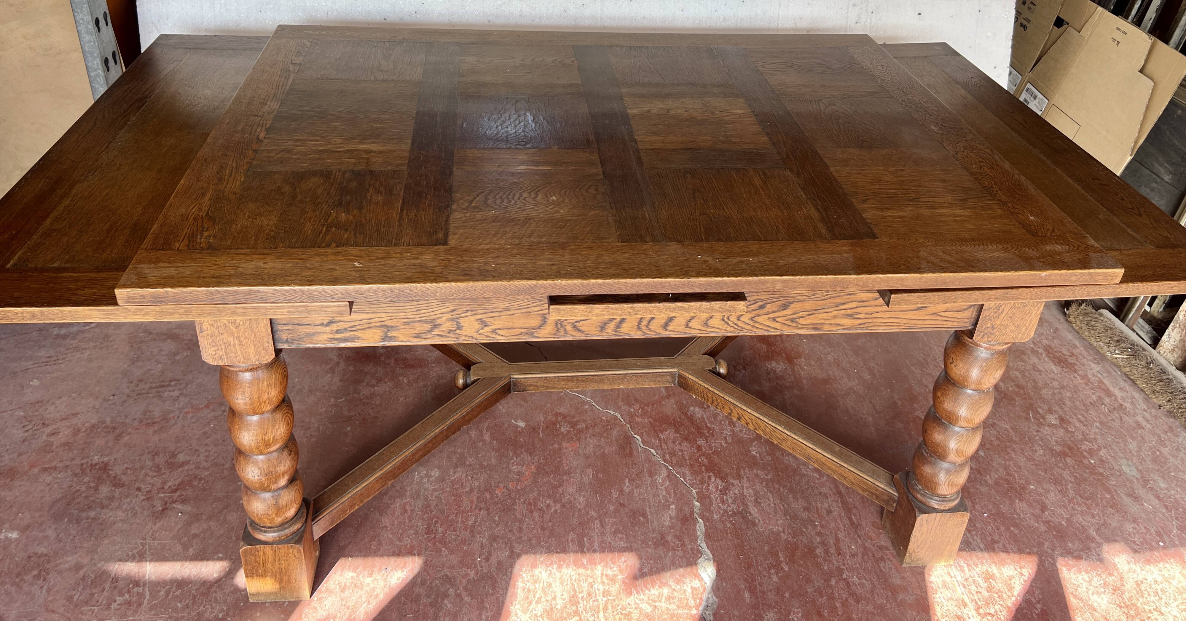 Renaissance-style solid oak table, 20th century.