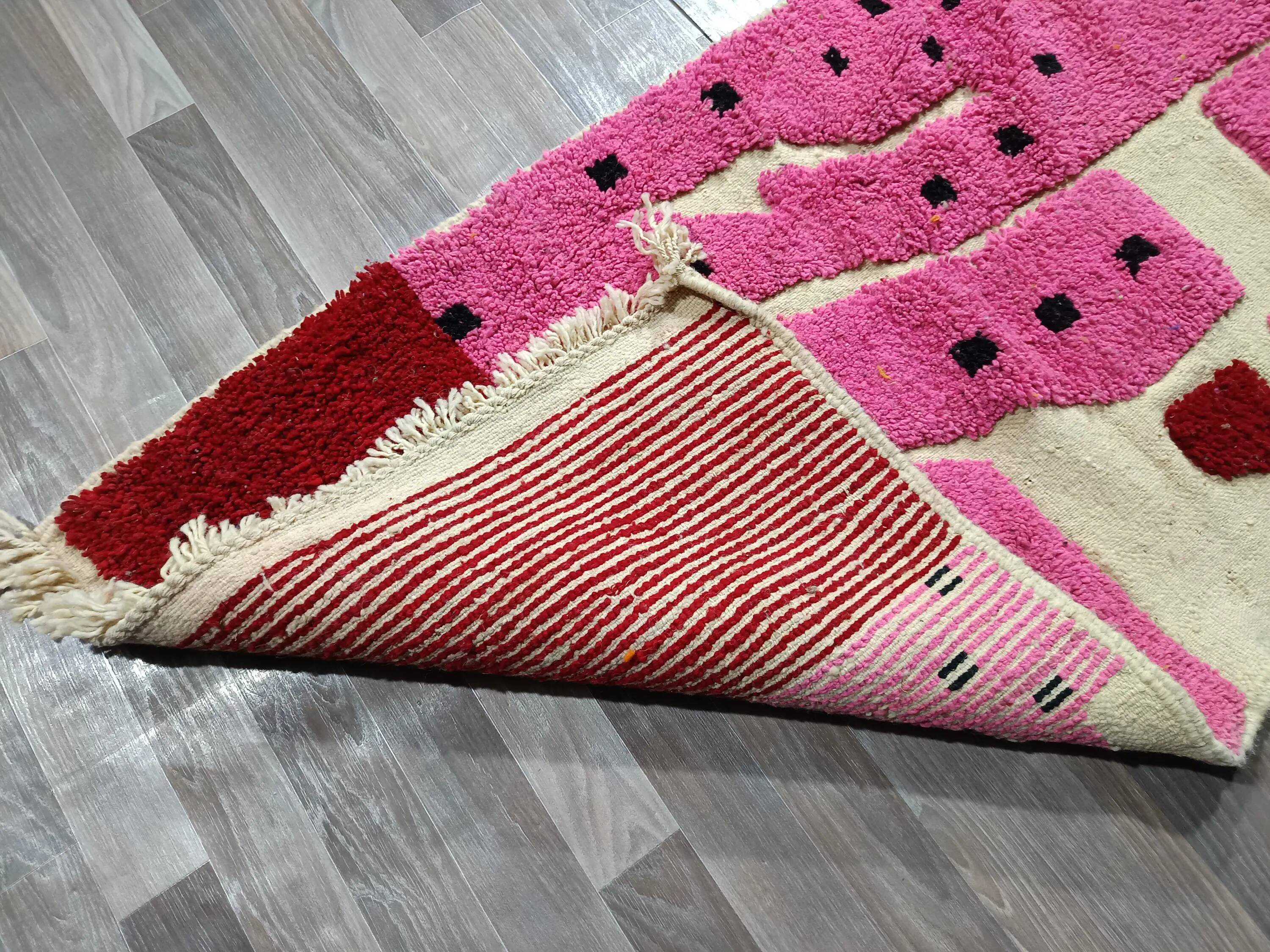 Handwoven Moroccan rug, natural wool, 250cm x 150cm, elegant decoration.