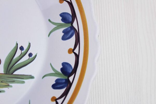 Assiette décorative Révolution en faïence de Nevers