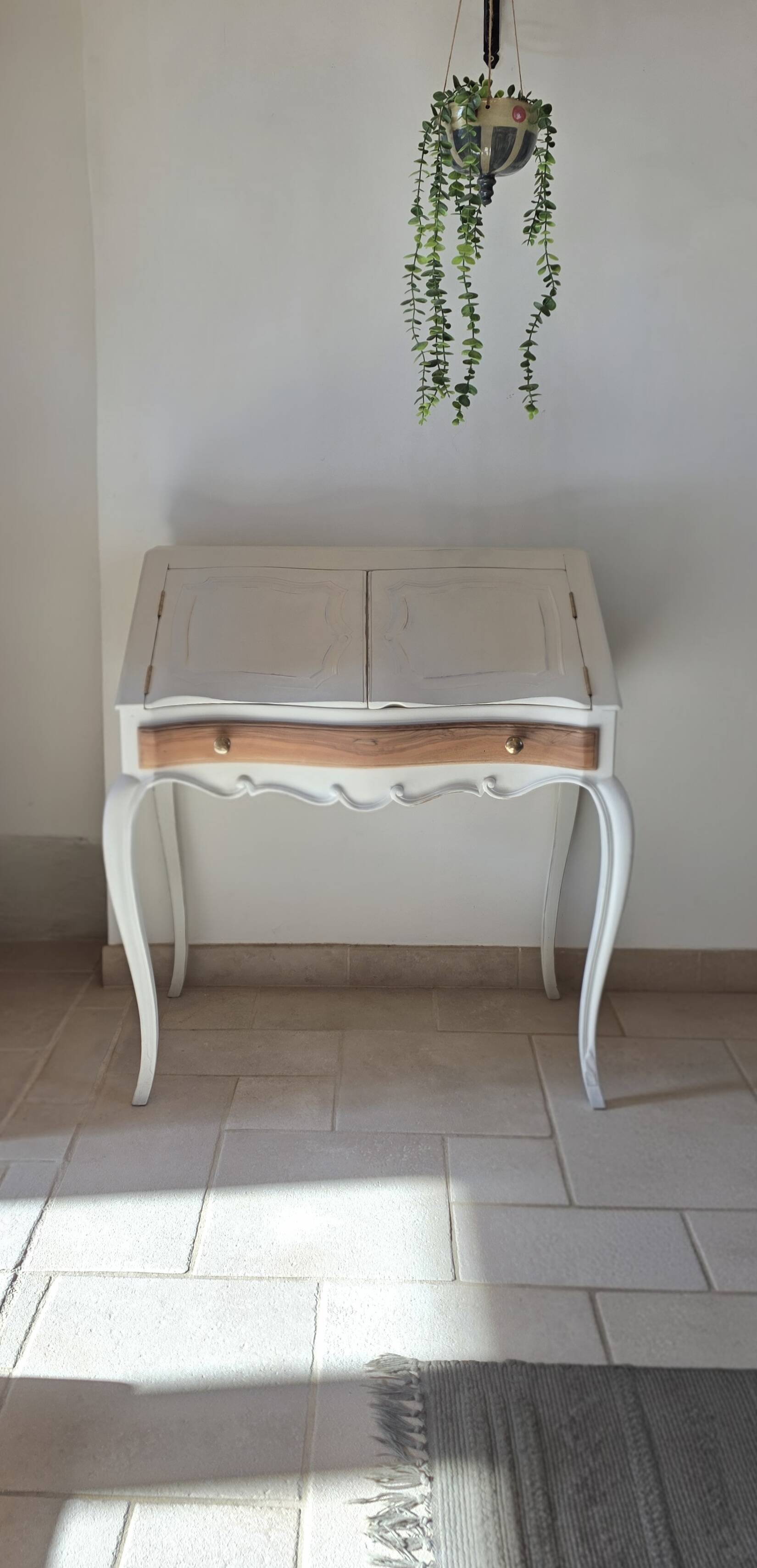 Rococo white foam wood secretary