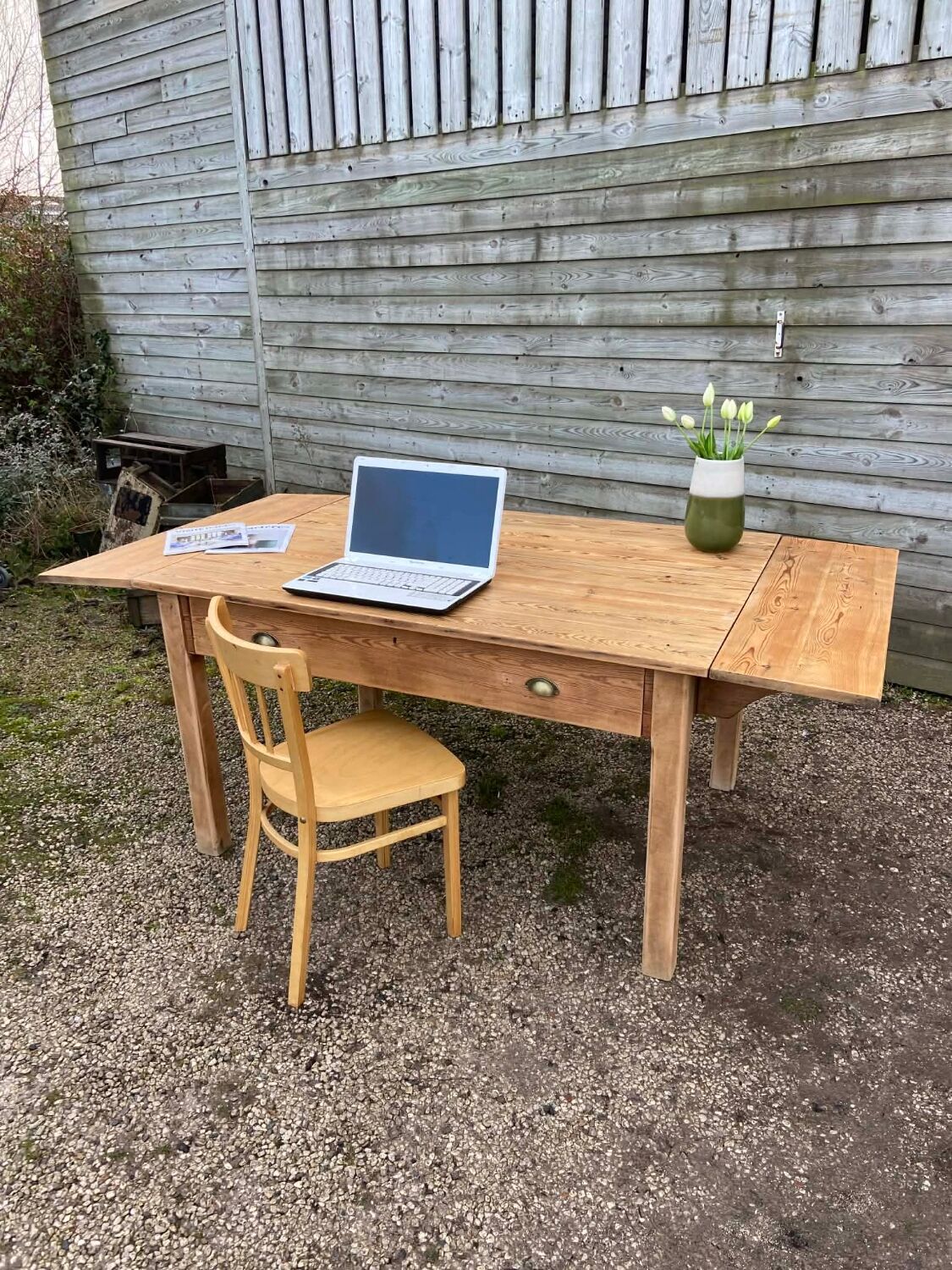 Old solid pine table – farmhouse spirit with a rustic style