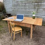 Old solid pine table – farmhouse spirit with a rustic style