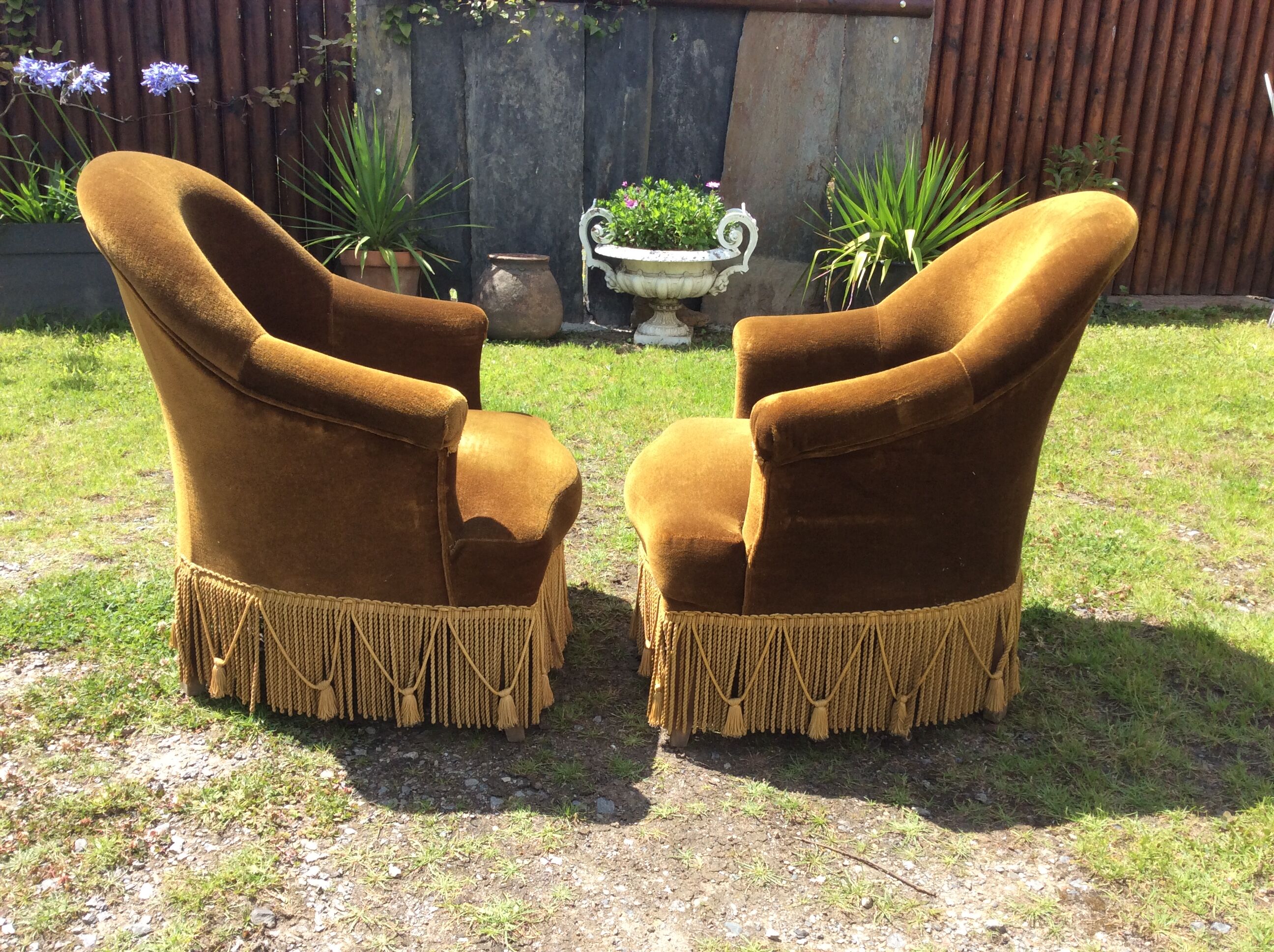 Paire de fauteuils crapauds vintage en velours vert.