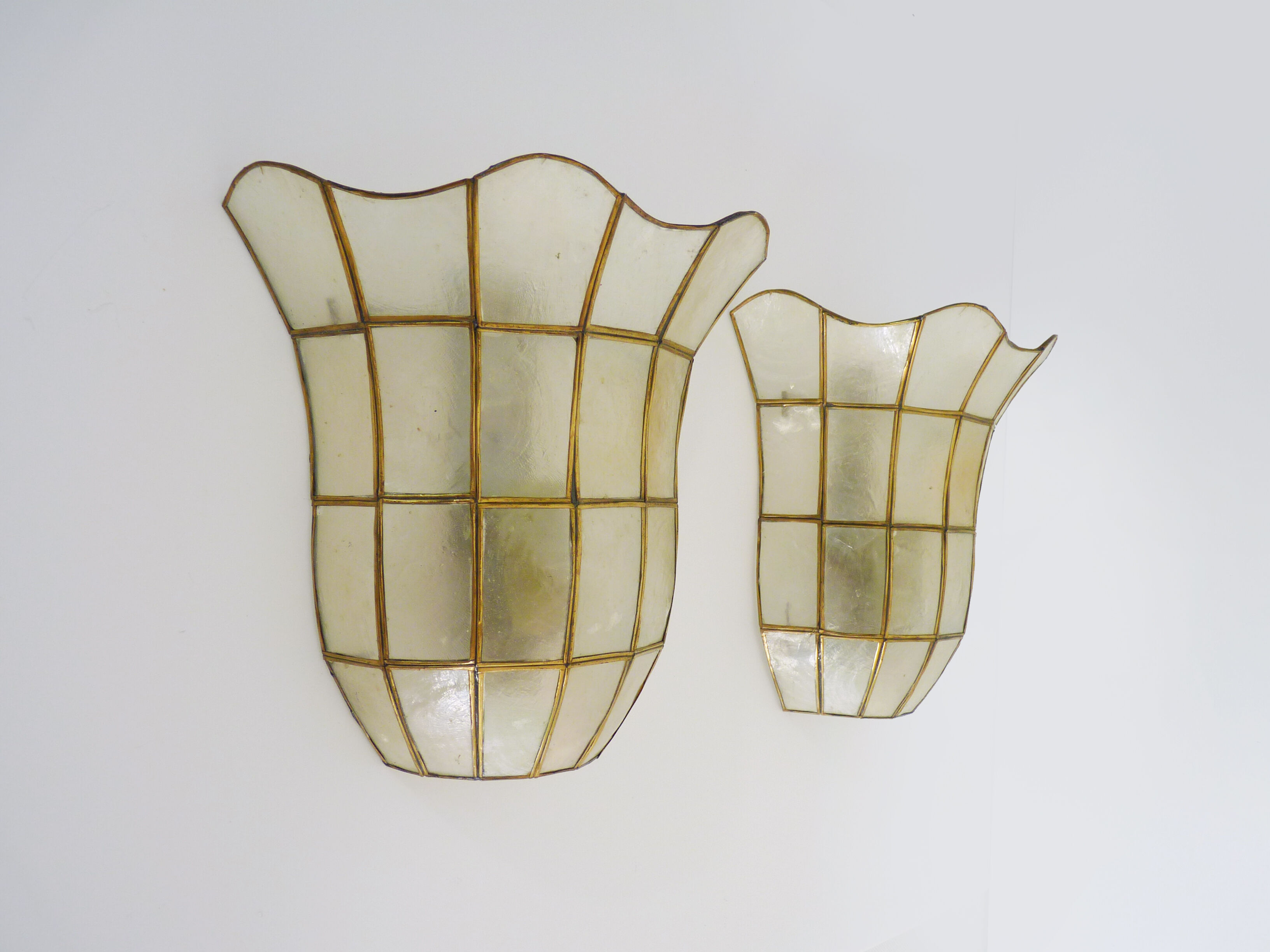Pair of vintage wall lamps in mother-of-pearl and gilded brass 1970