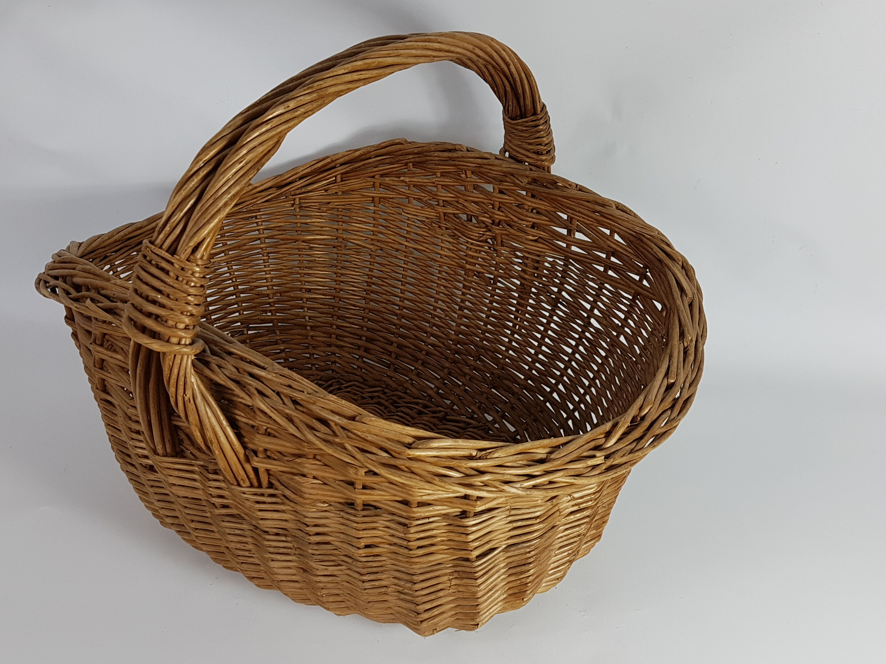 Old Provençal basket in vintage wicker 60s