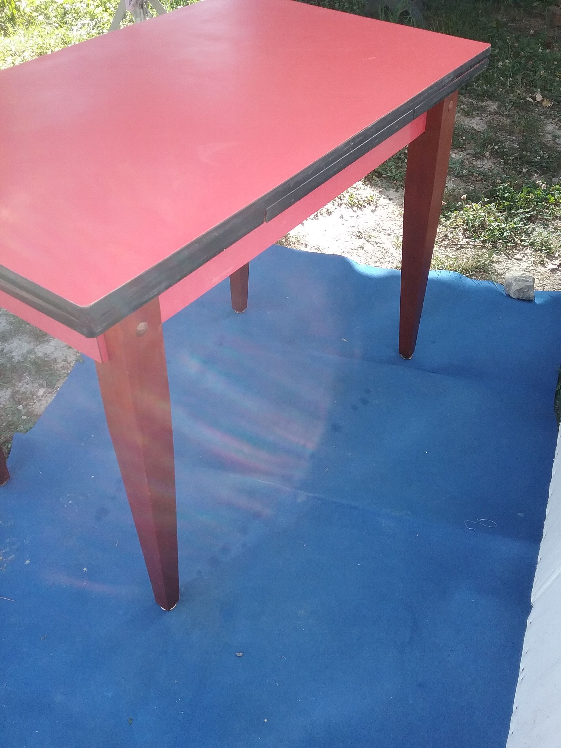 Table in red formica