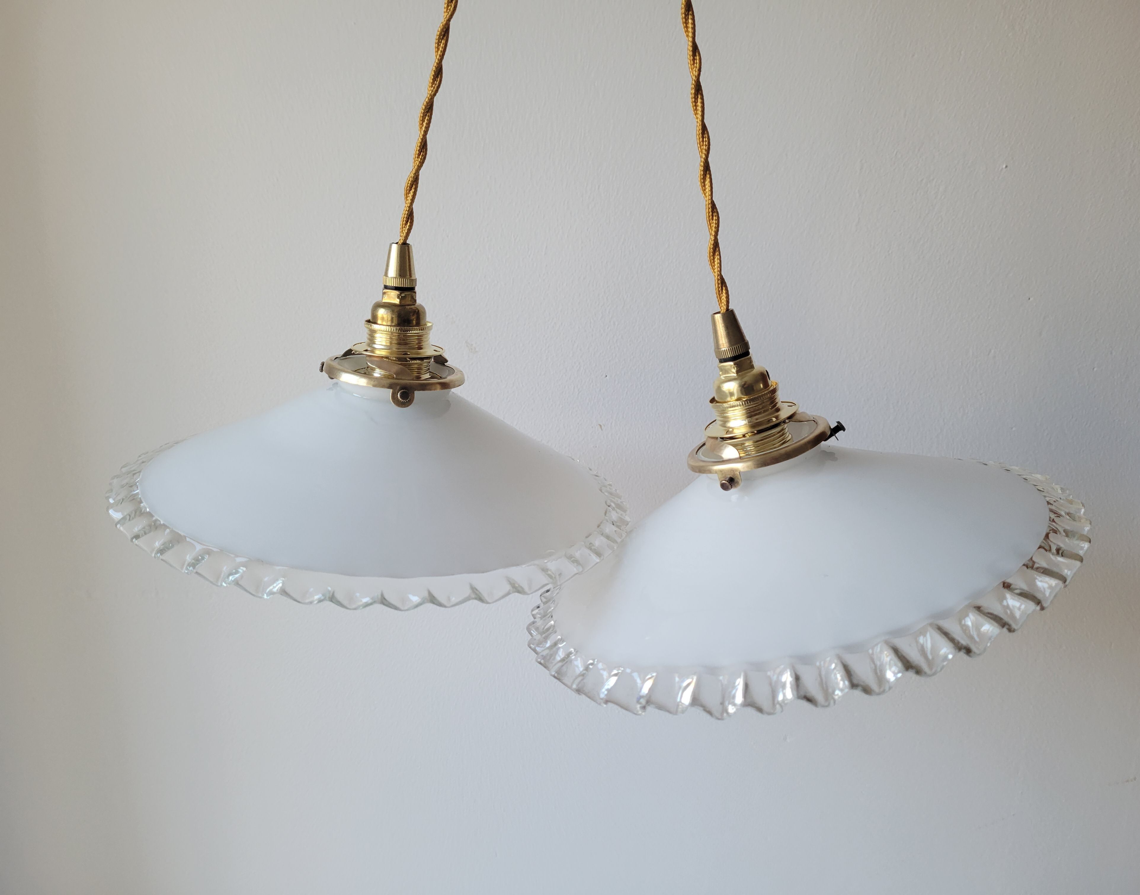 Pair of serrated opaline suspensions