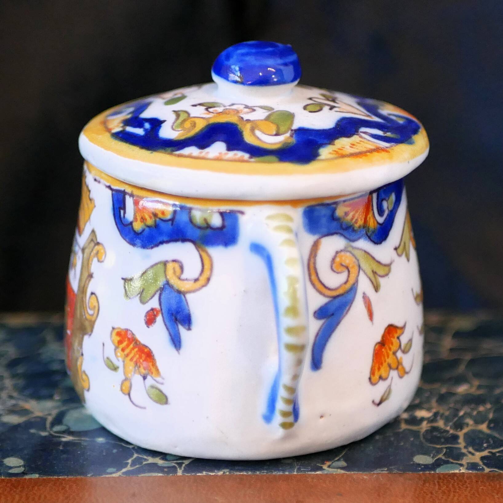 Sucrier ancien de Rouen décoré des armoiries de Saint-Nazaire