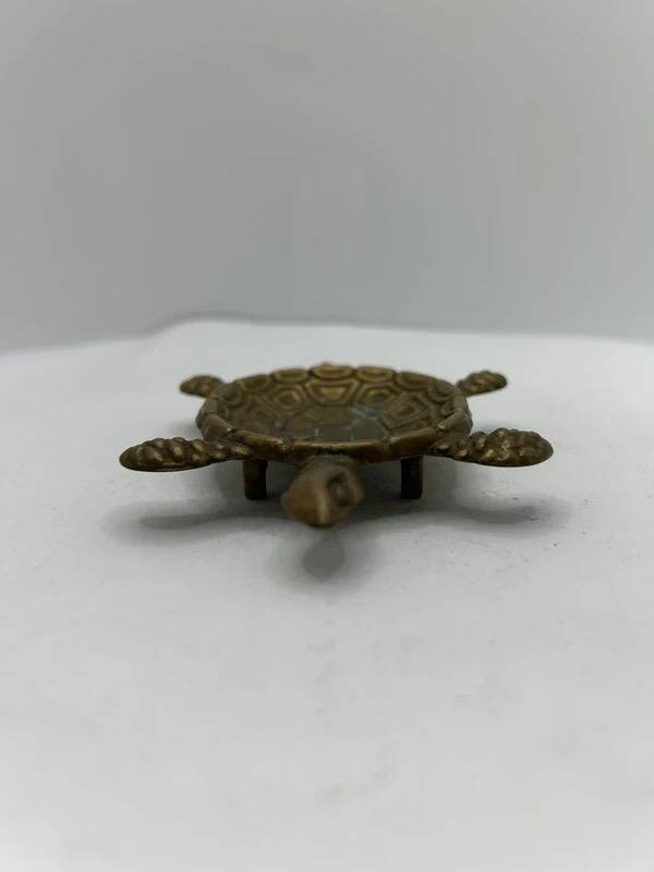 Vintage turtle ashtray in gilded brass, patinated animal-shaped catchall.