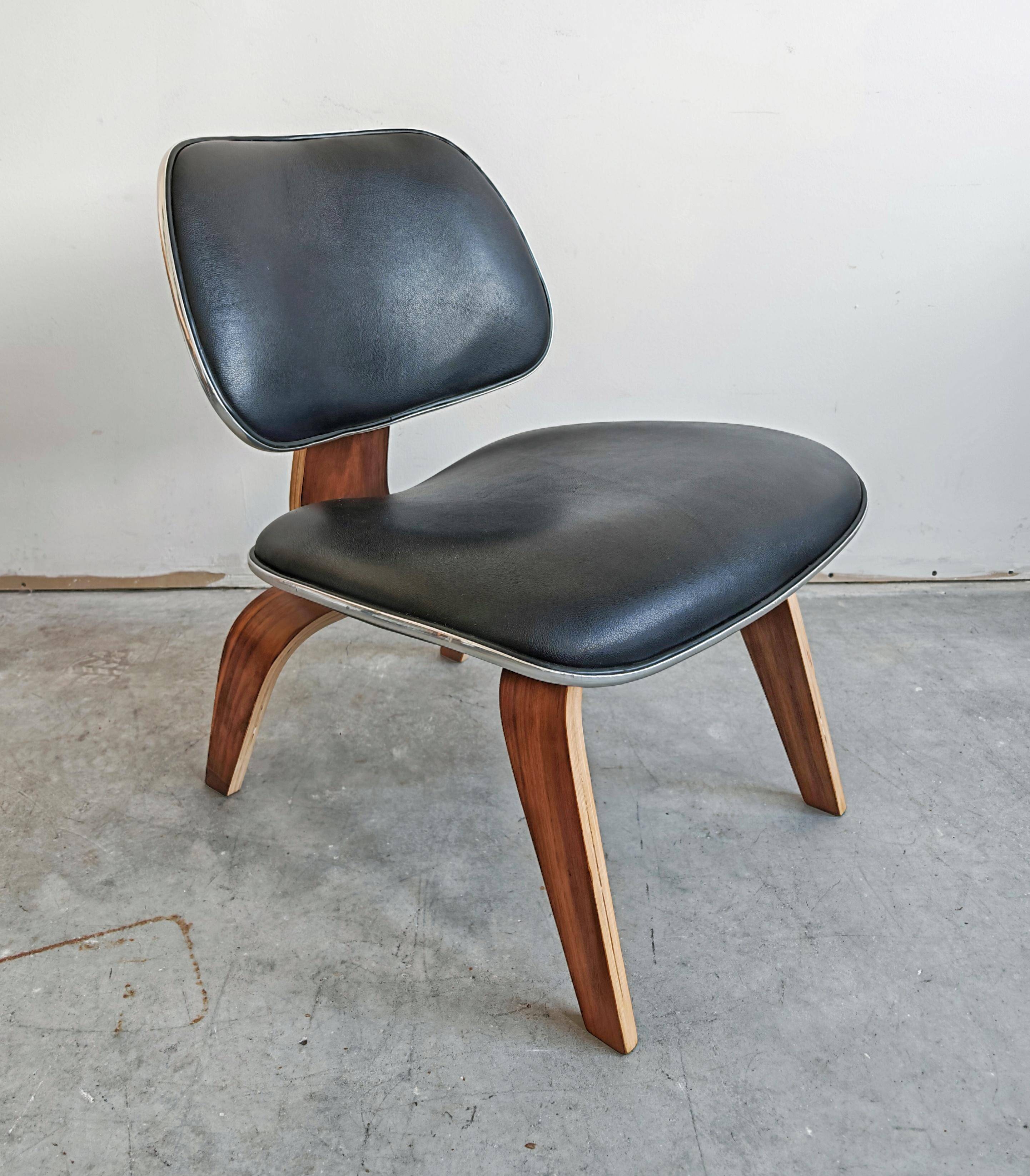Mid Century Modern lounge chair LCW by Charles and Ray Eames
