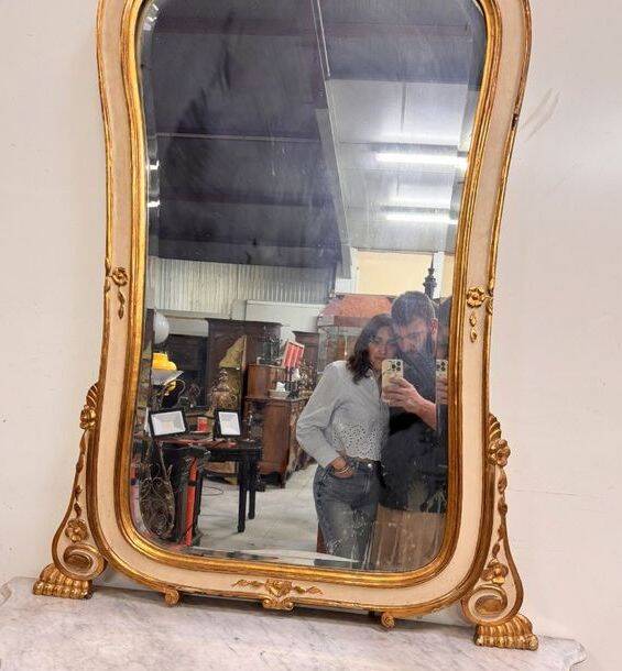 Grand miroir de cheminée – Bois laqué crème et doré – Style Louis XV