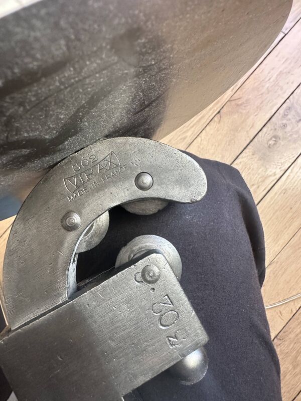 Lampe de style industriel realisée a partir d'un ancien outil de menuisier