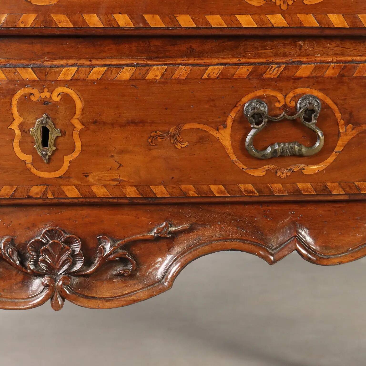 Antique baroque secretary cabinet with a drop-down front in walnut and maple, Italy, 18th century.