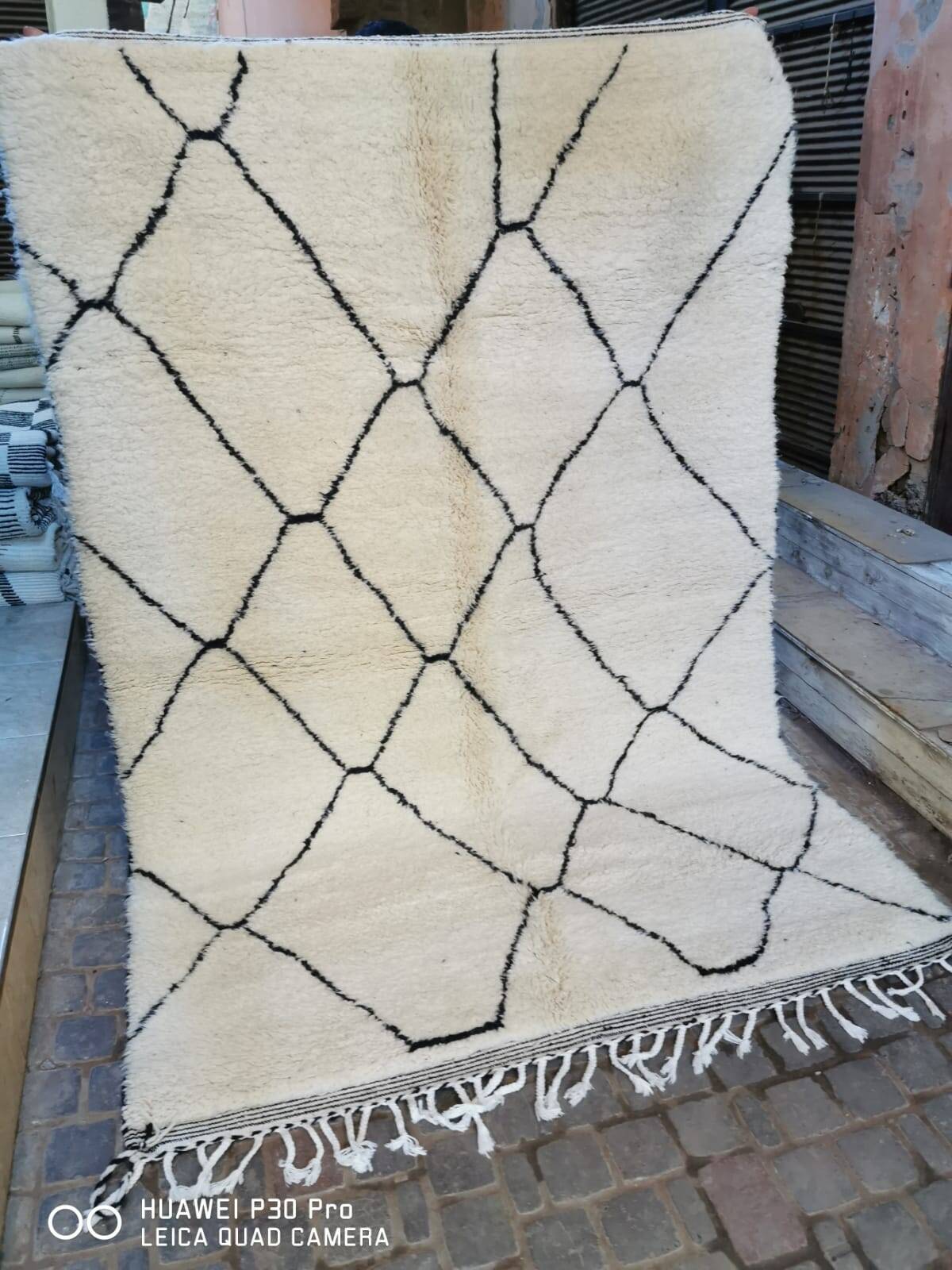 Authentique tapis berbère marocain écru et noir 3*2m