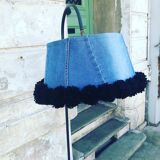 Reading light with scoubidou magazine holder