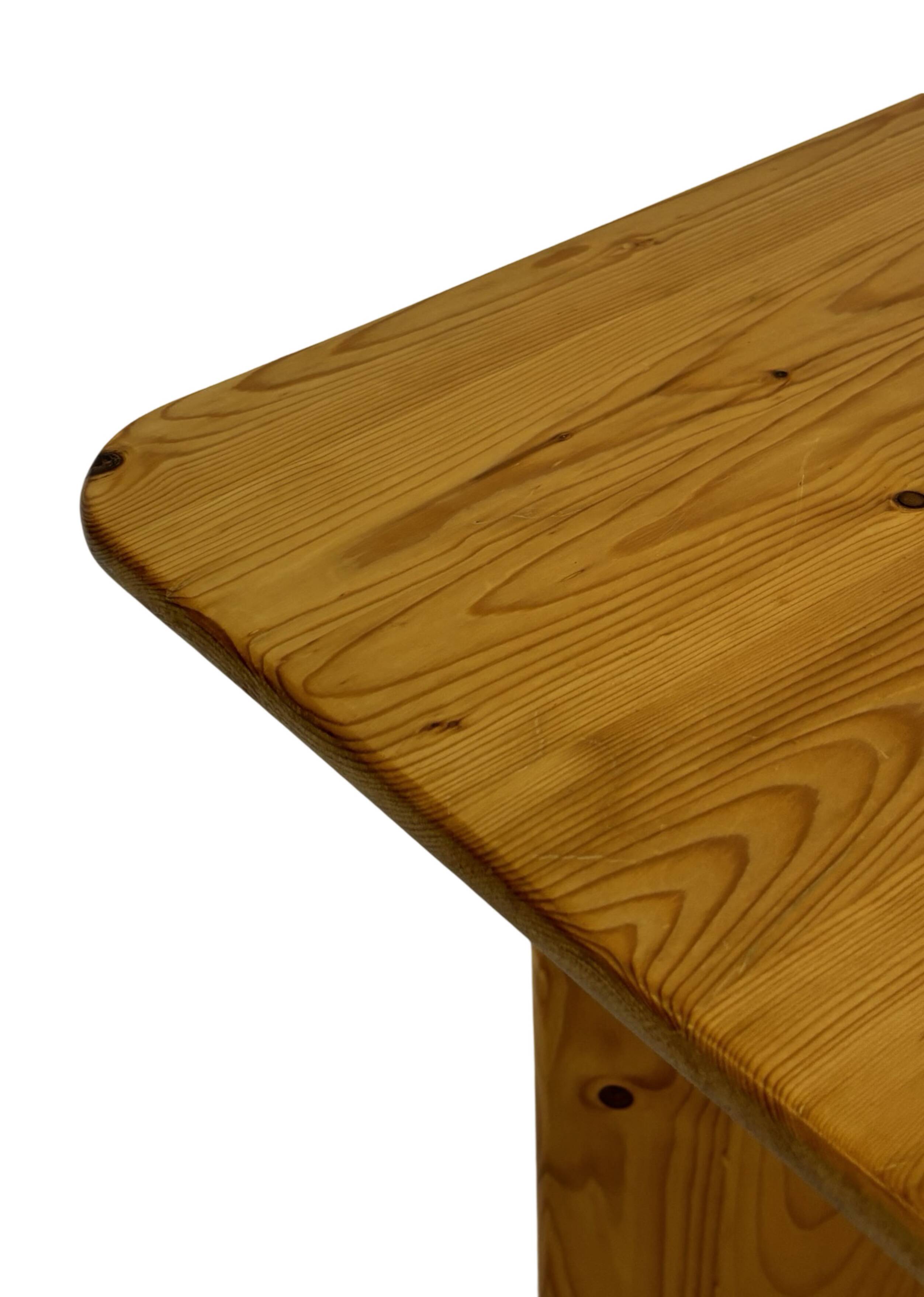 Table basse / table d'appoint vintage en pin au design organique minimaliste