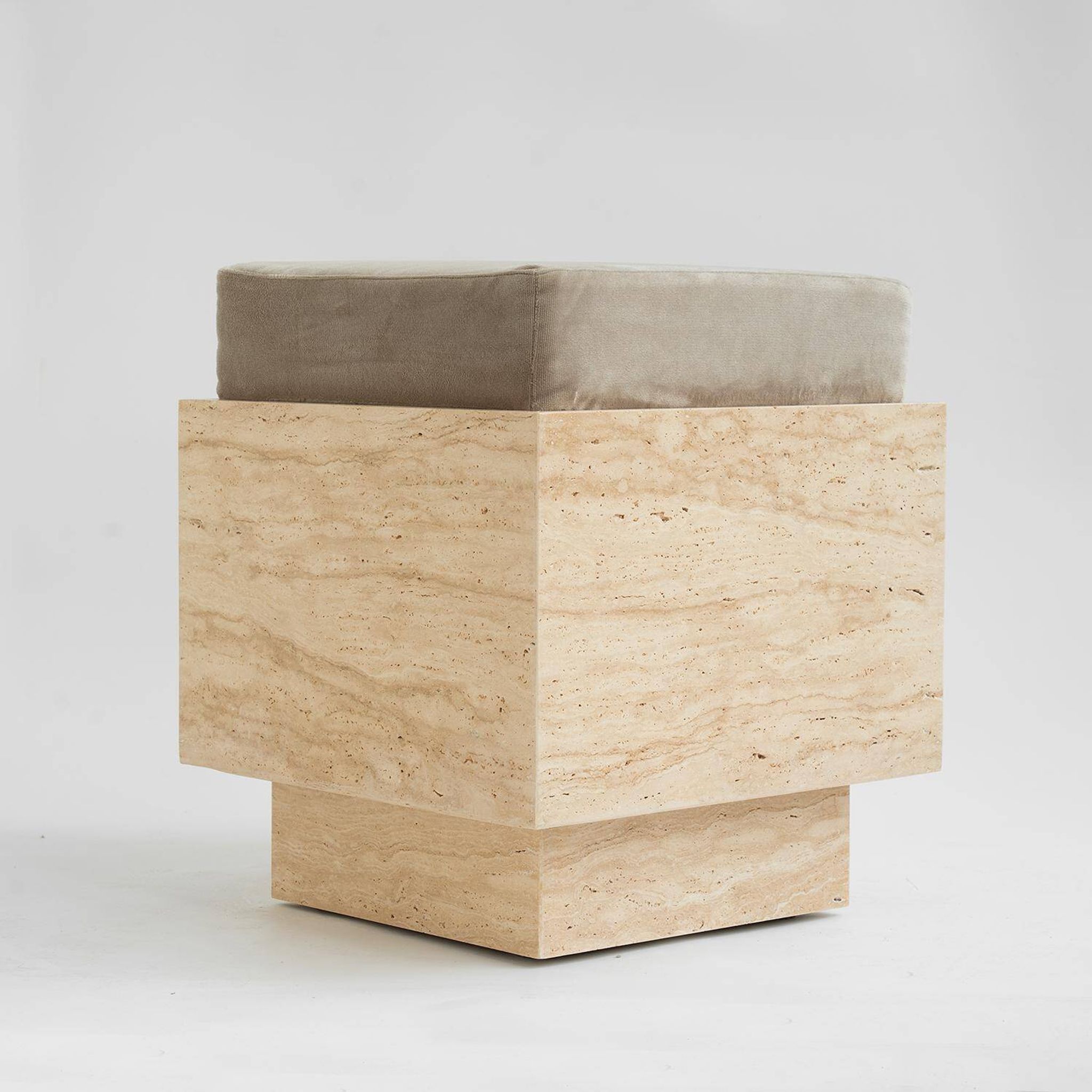 Tabouret cubique en travertin avec coussin en velours