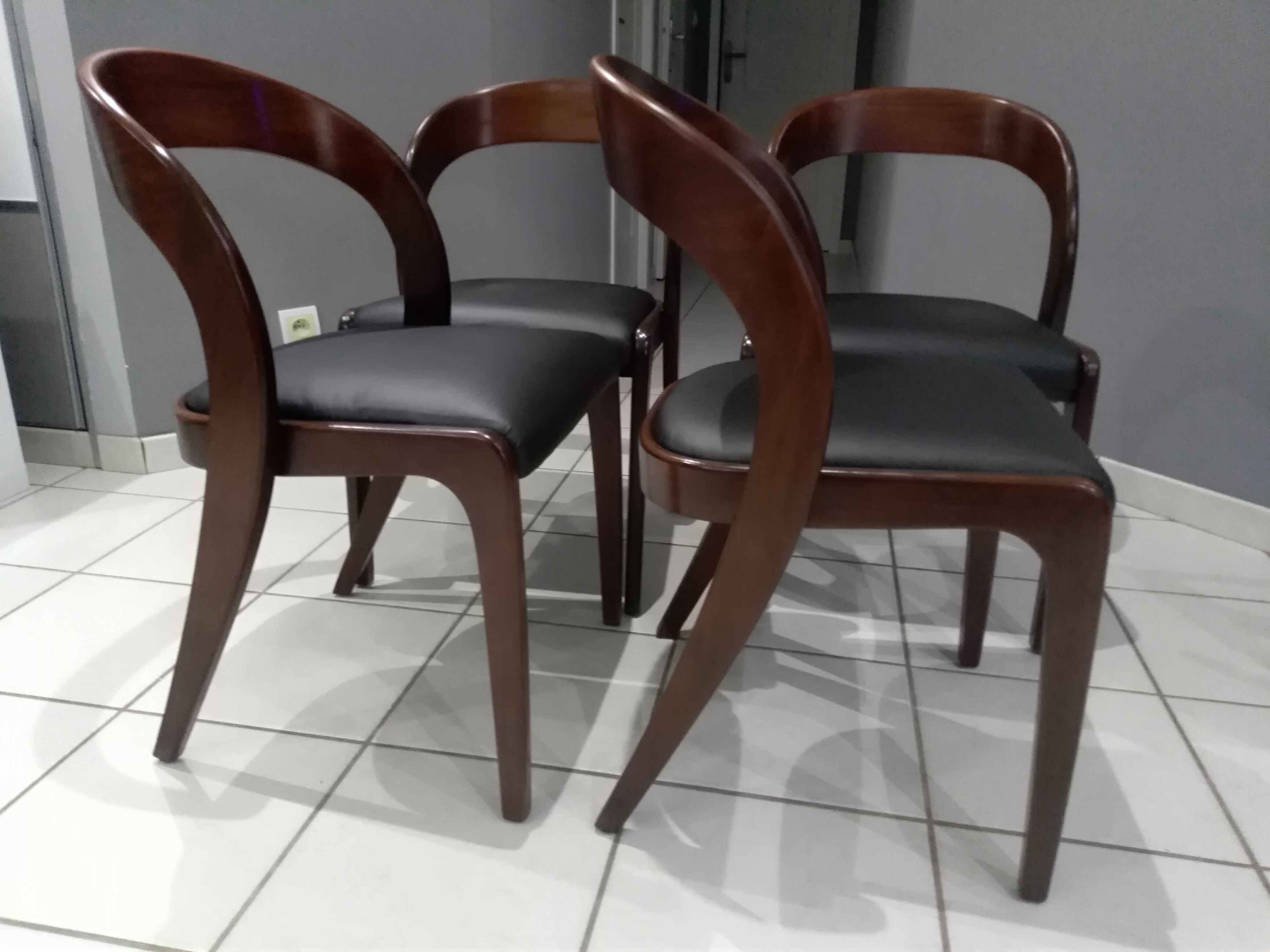 Suite de 4 Chaises a manger Baumann modèle " Gondole" années 1970