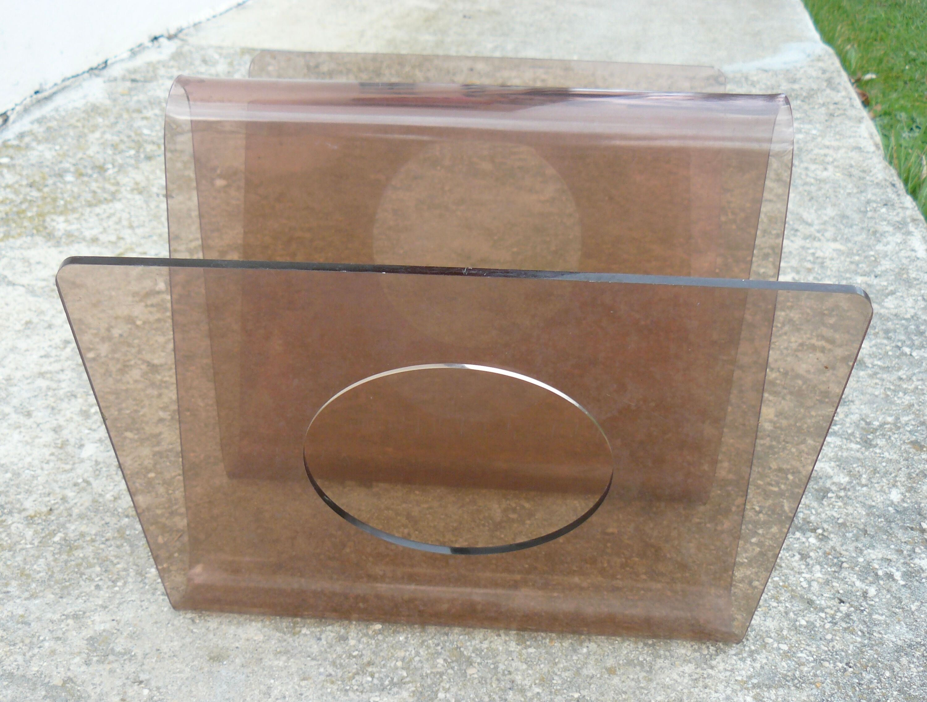 Plexiglass design magazine holder de Michel Dumas for Roche Bobois, 1960
