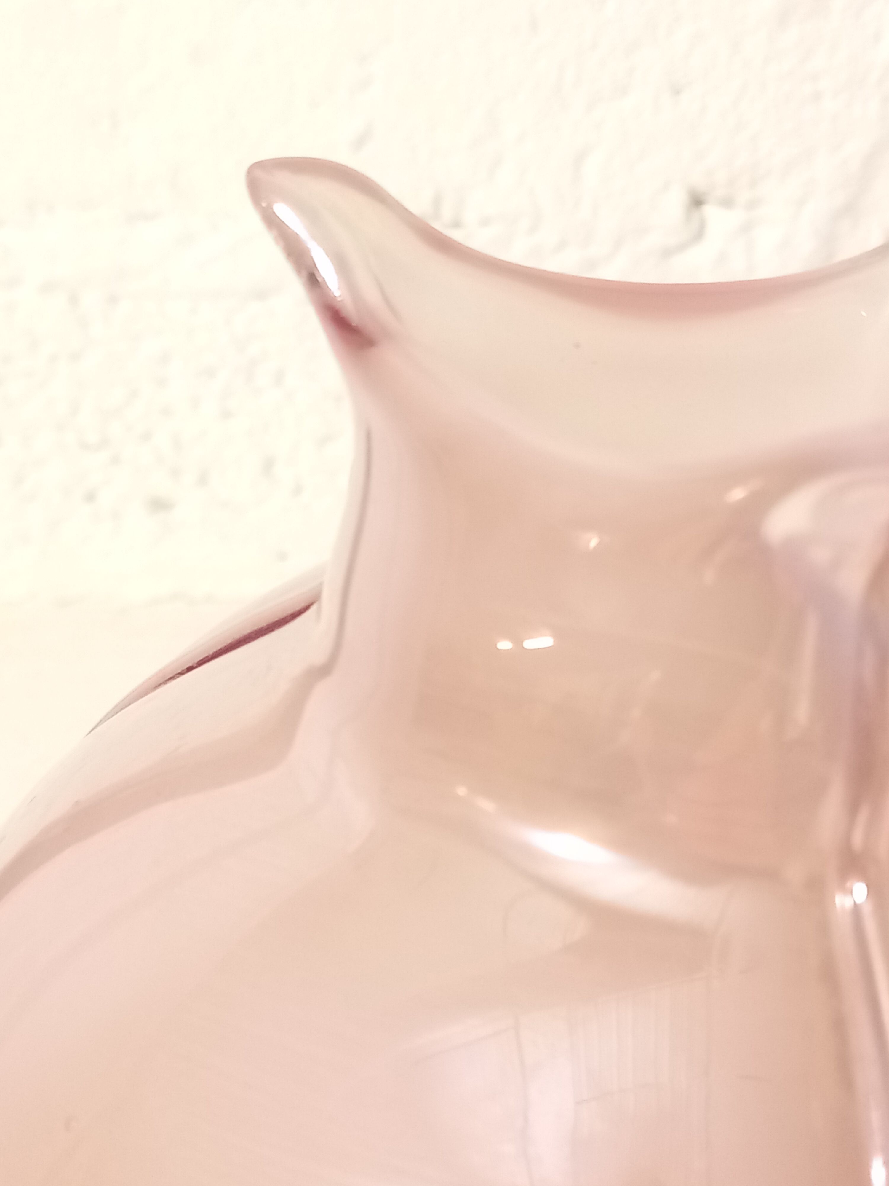 Pearl pink art glass vase with trilobe drawn edge