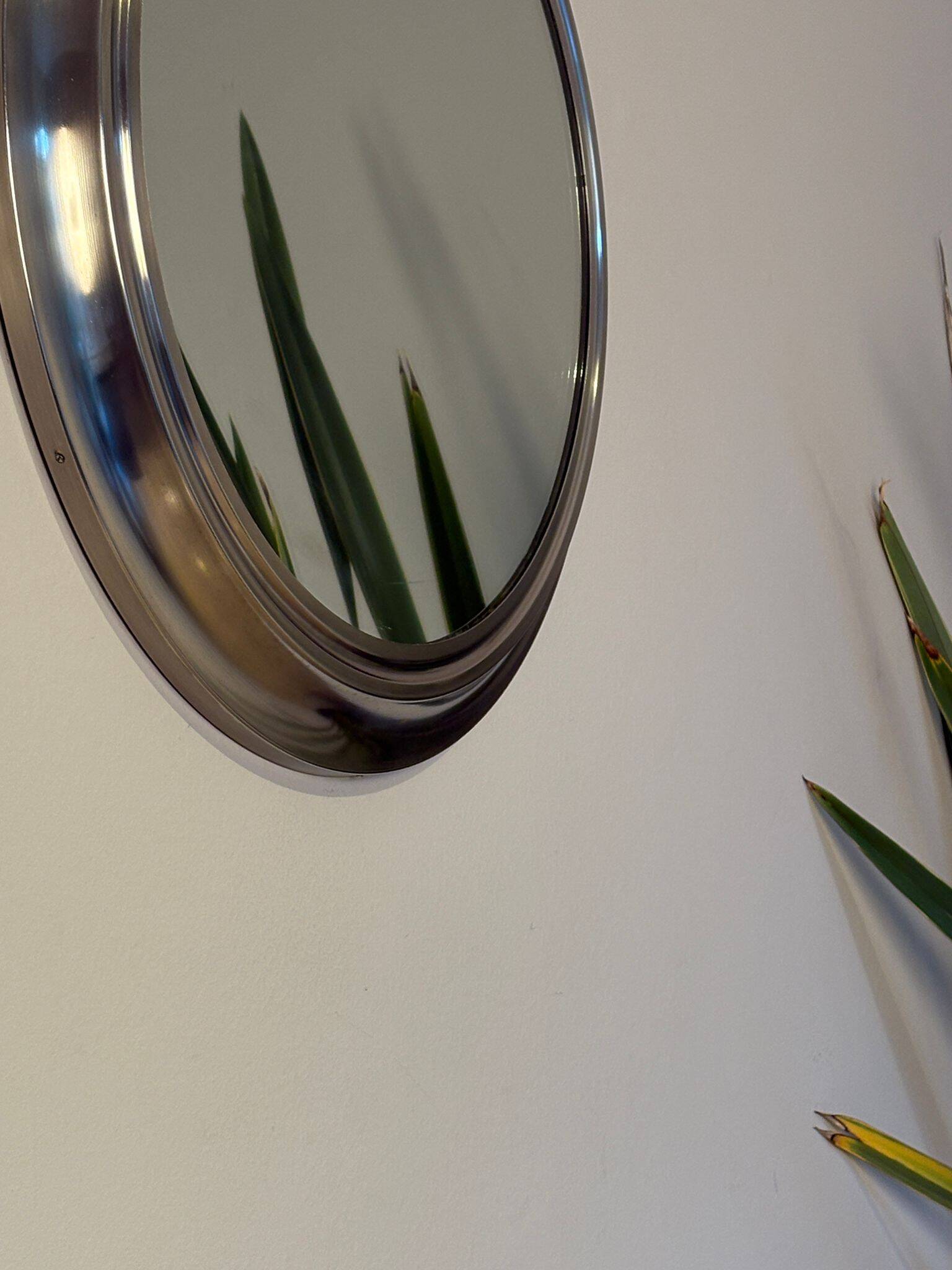 Miroir rond en métal , Italie années 1970
