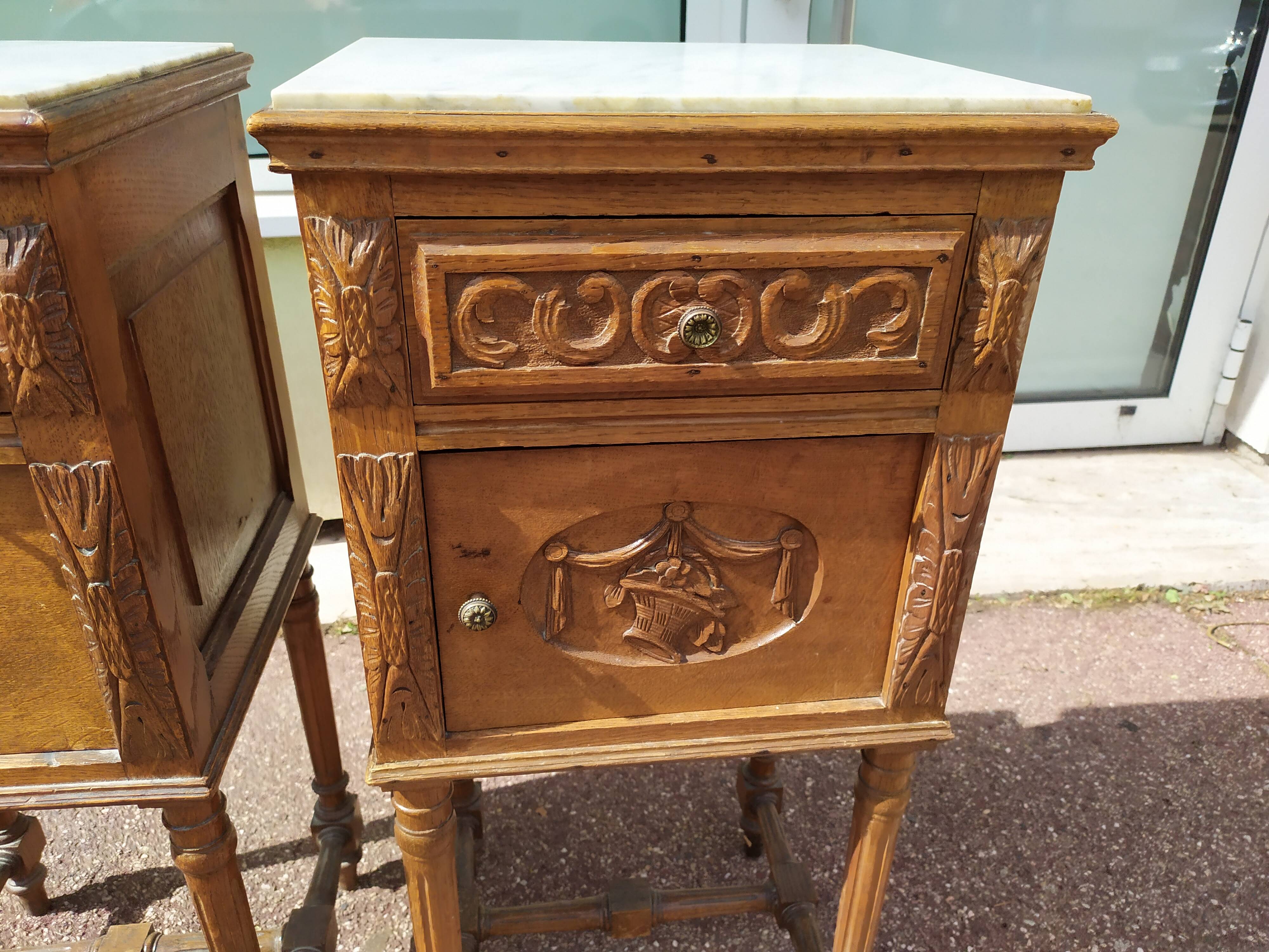 Lot de 2 table de chevet bois sculpté marbre blanc