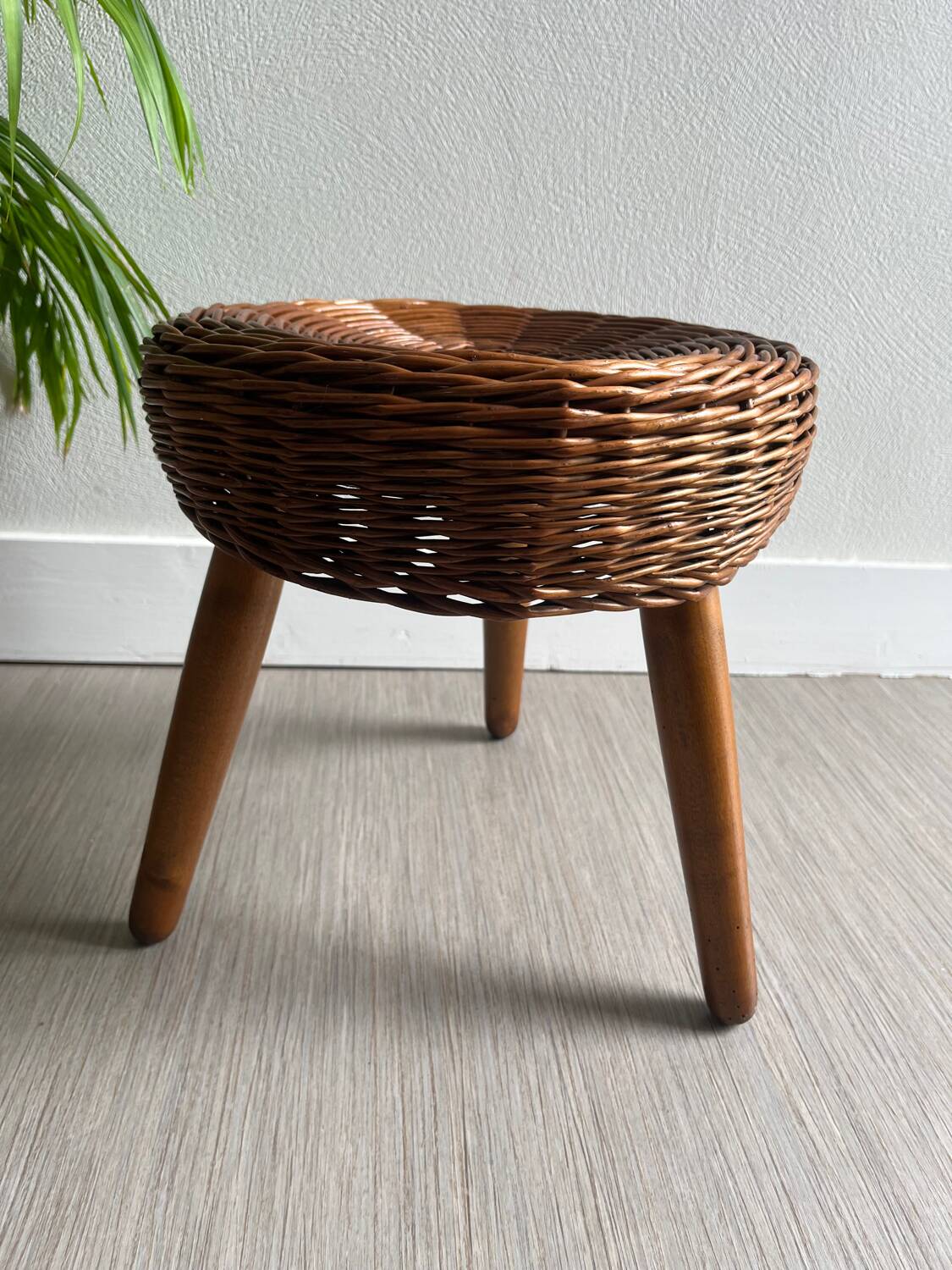 Tabouret tripode bois osier tressé