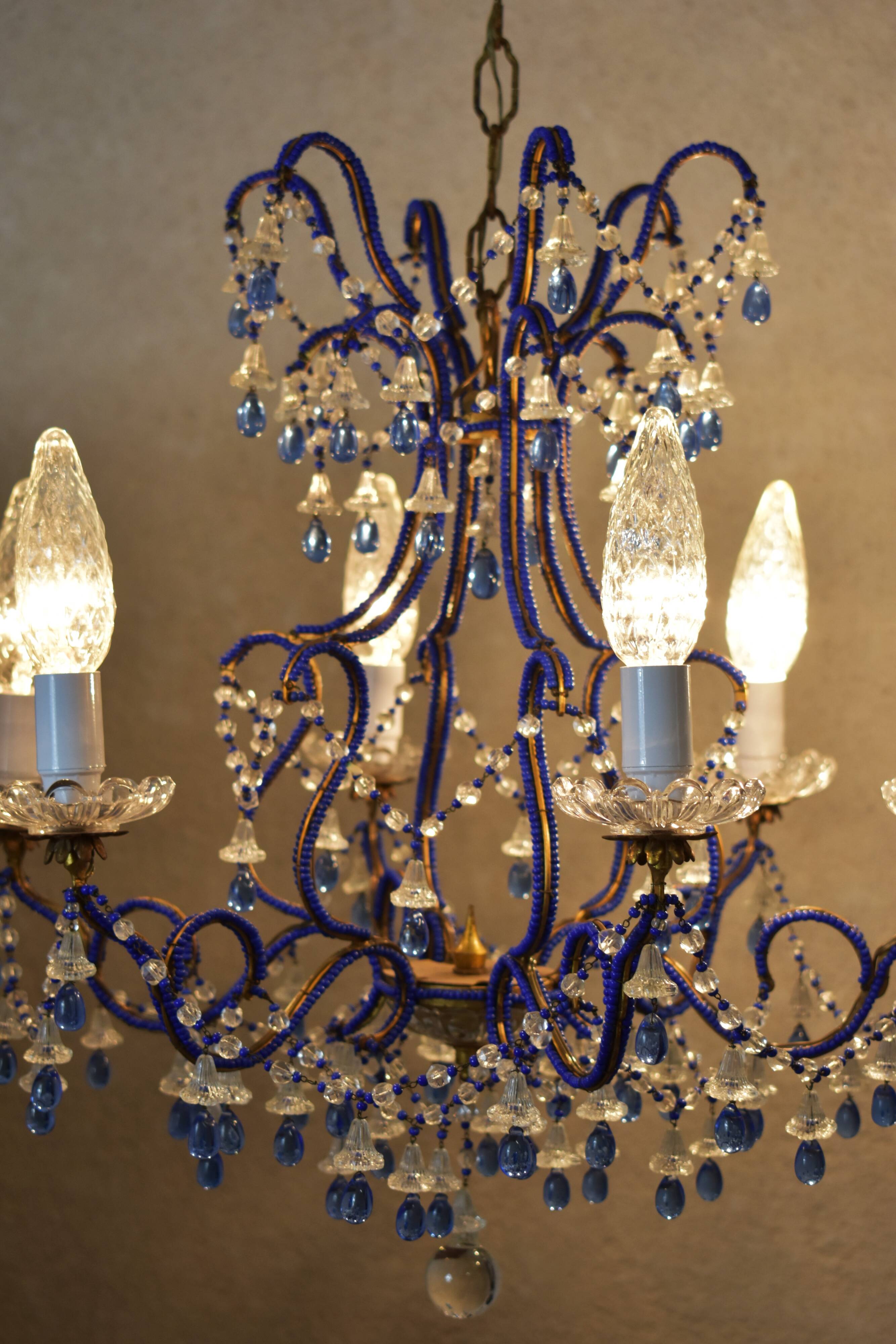 lustre bleu, fait de perles.