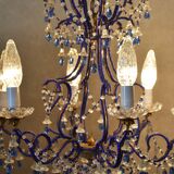 lustre bleu, fait de perles.