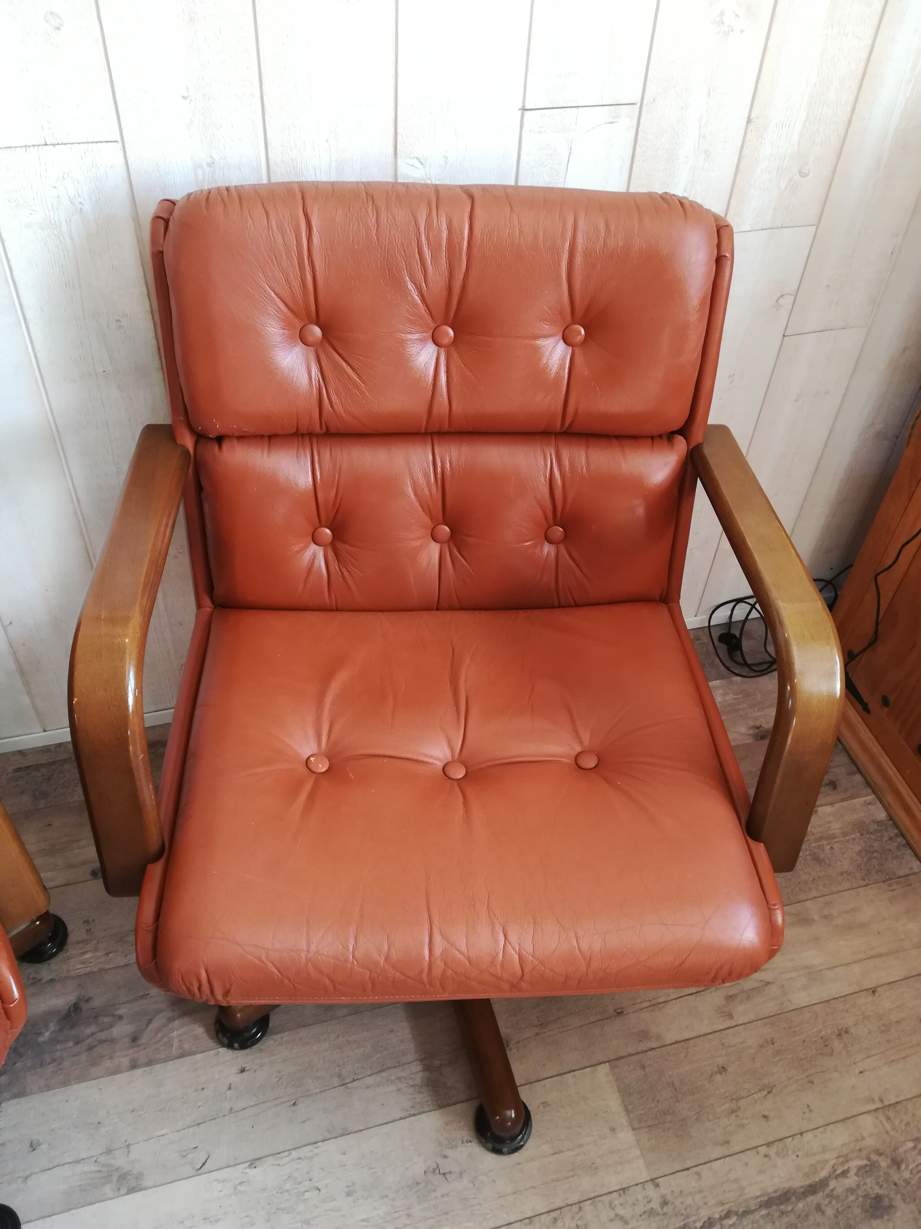 Paire de fauteuils pivotant havane vintage Italie