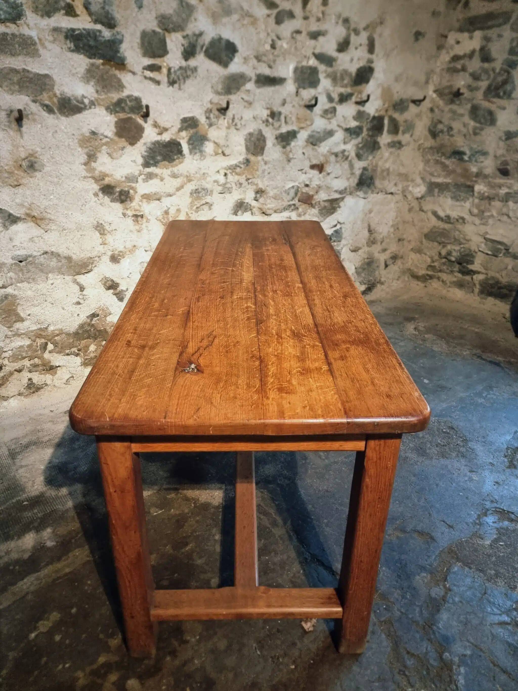 Table vintage en chêne français avec finition vernie d'origine