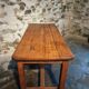 Table vintage en chêne français avec finition vernie d'origine