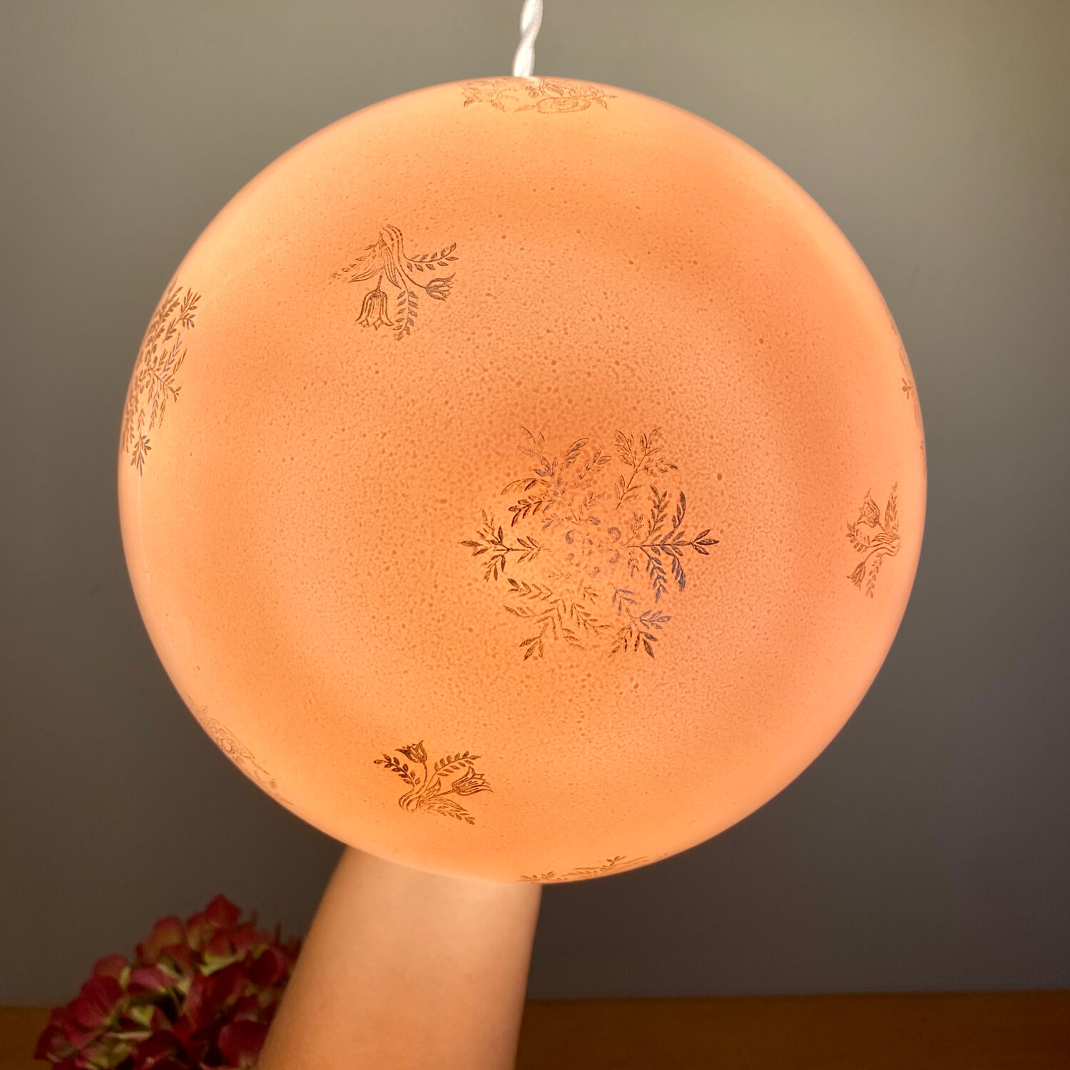 Suspension globe vintage en opaline blanche et rose