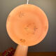 Suspension globe vintage en opaline blanche et rose