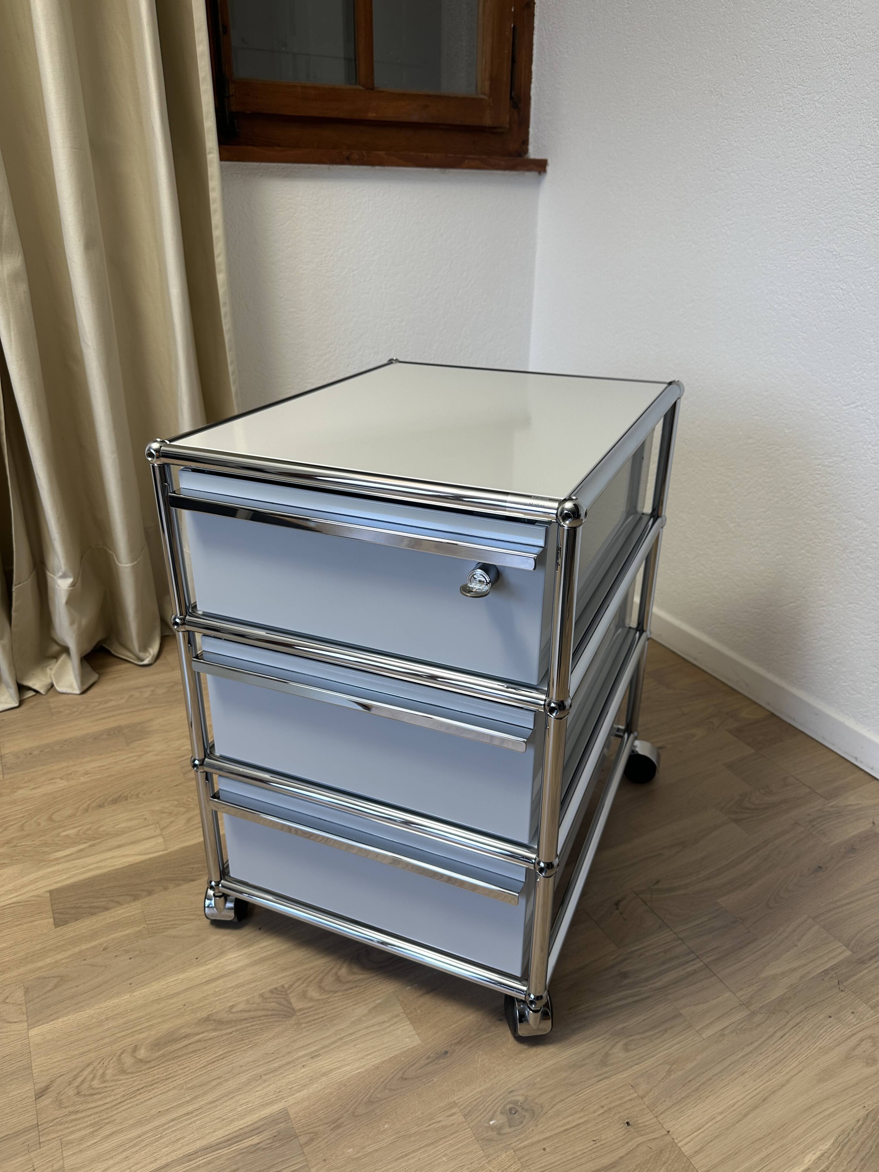 USM Haller light grey wheeled caisson