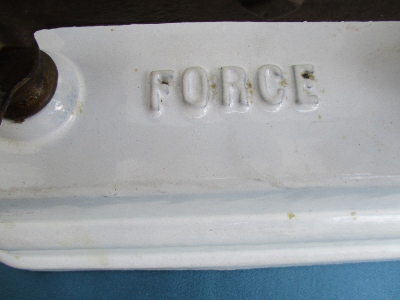 White enamelled cast-iron roberval balance