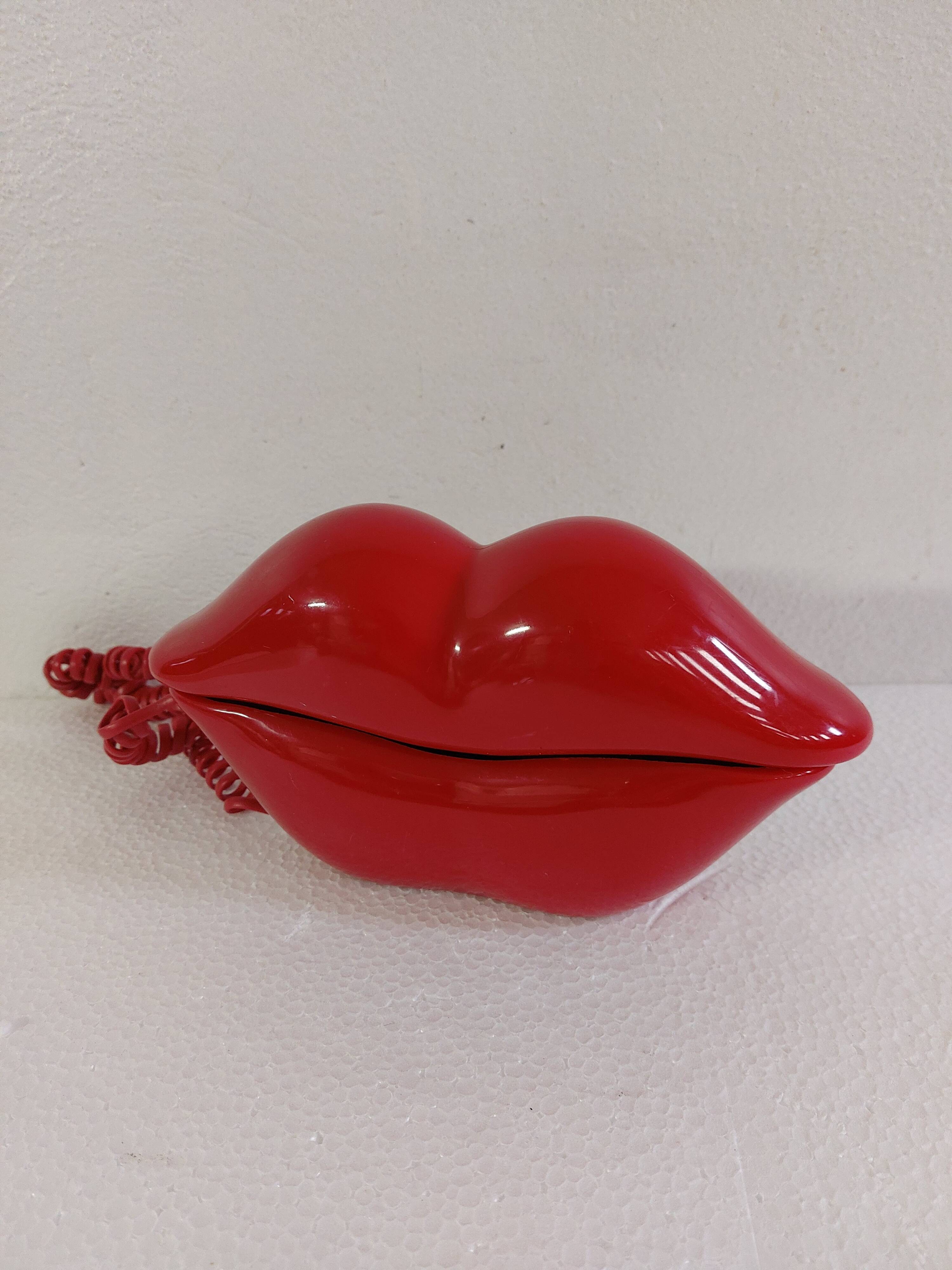 Vintage red lips phone