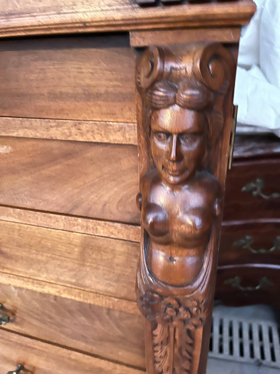 Meuble de métier ancien en bois sculpté