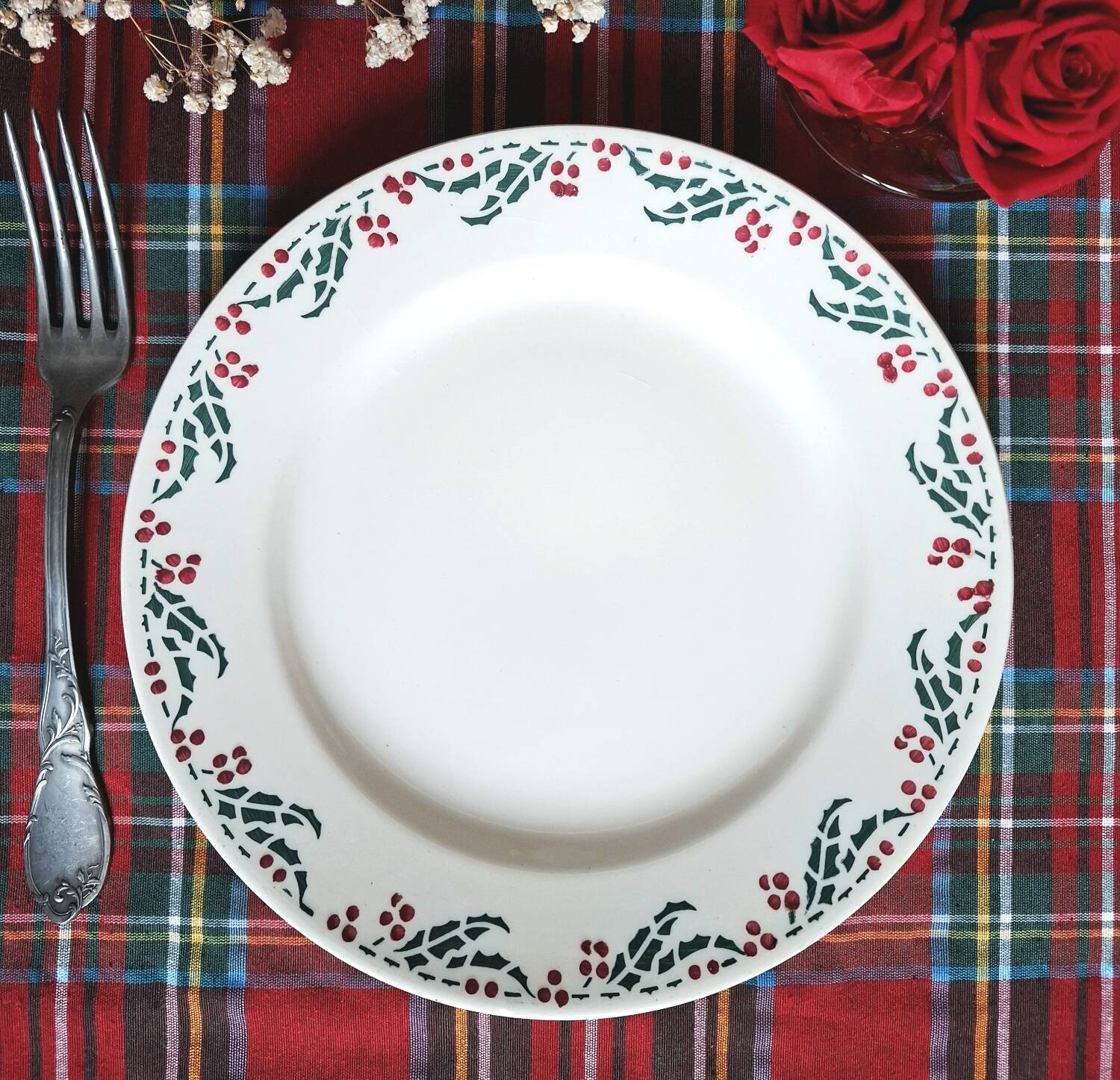 Assiettes plates anciennes dépareillées en faïence