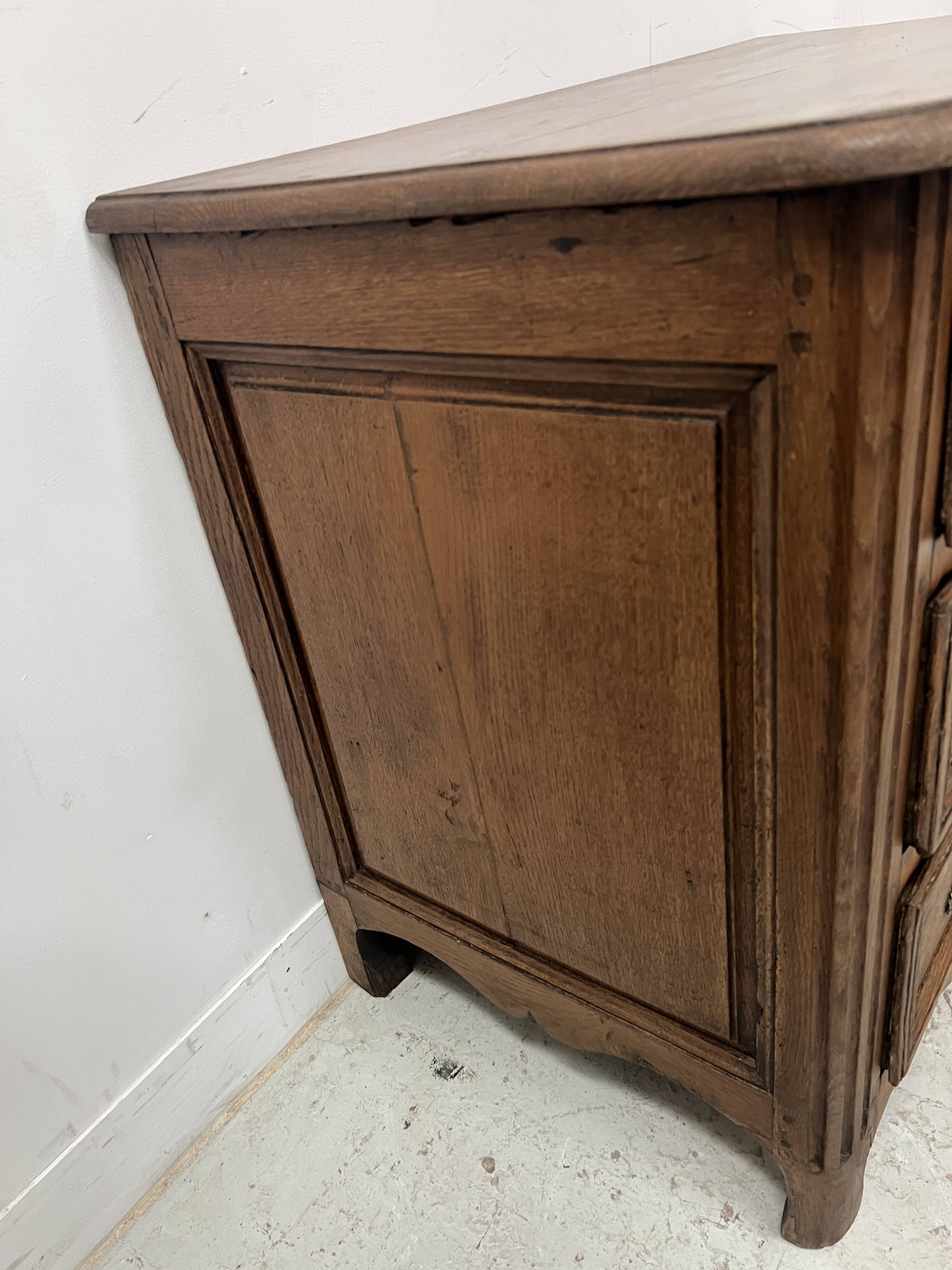 Louis XIV style chest of drawers in solid oak, 18th century