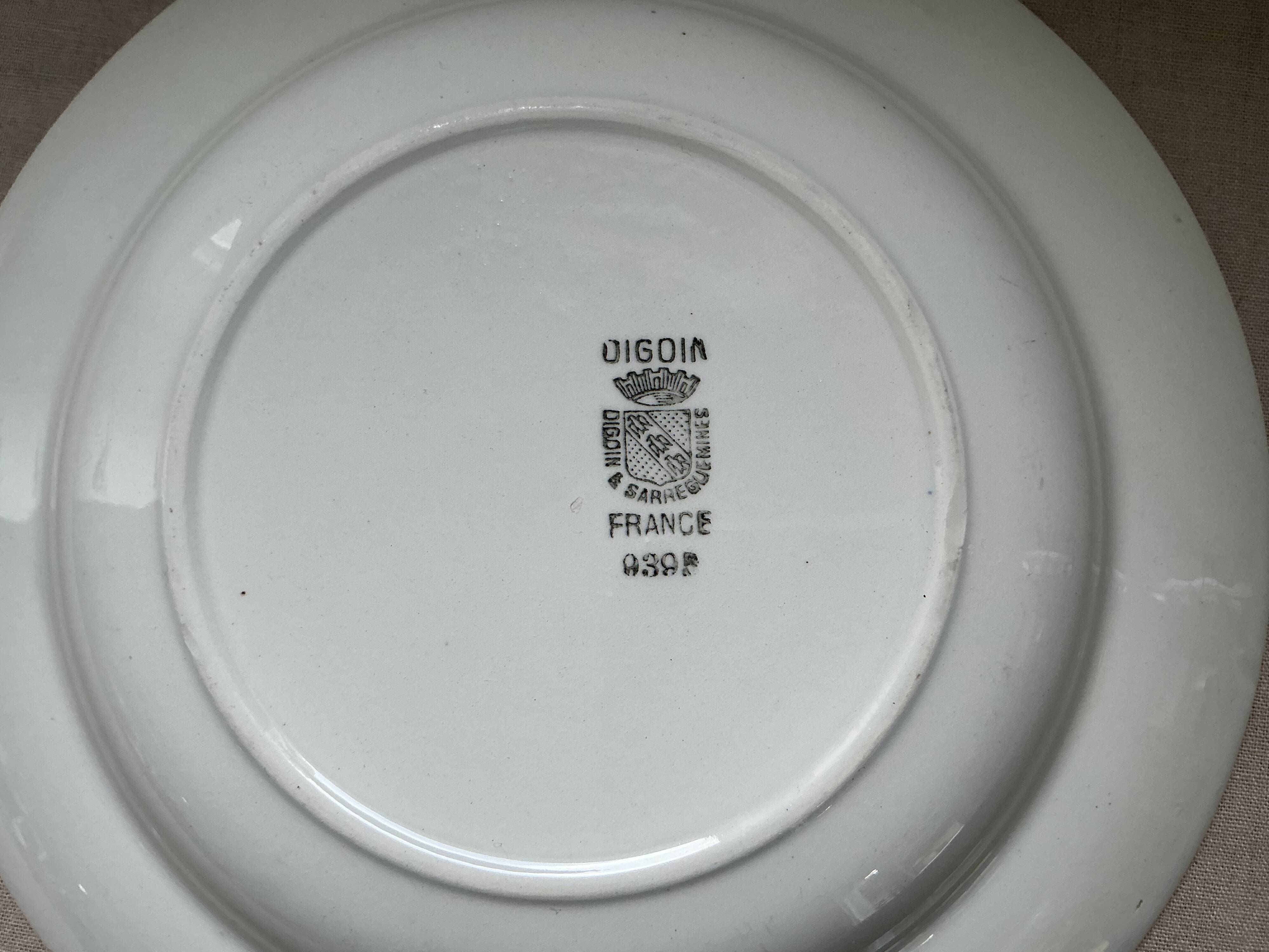 Antique hollow plate Digoin Sarreguemines Art Deco decoration in burgundy