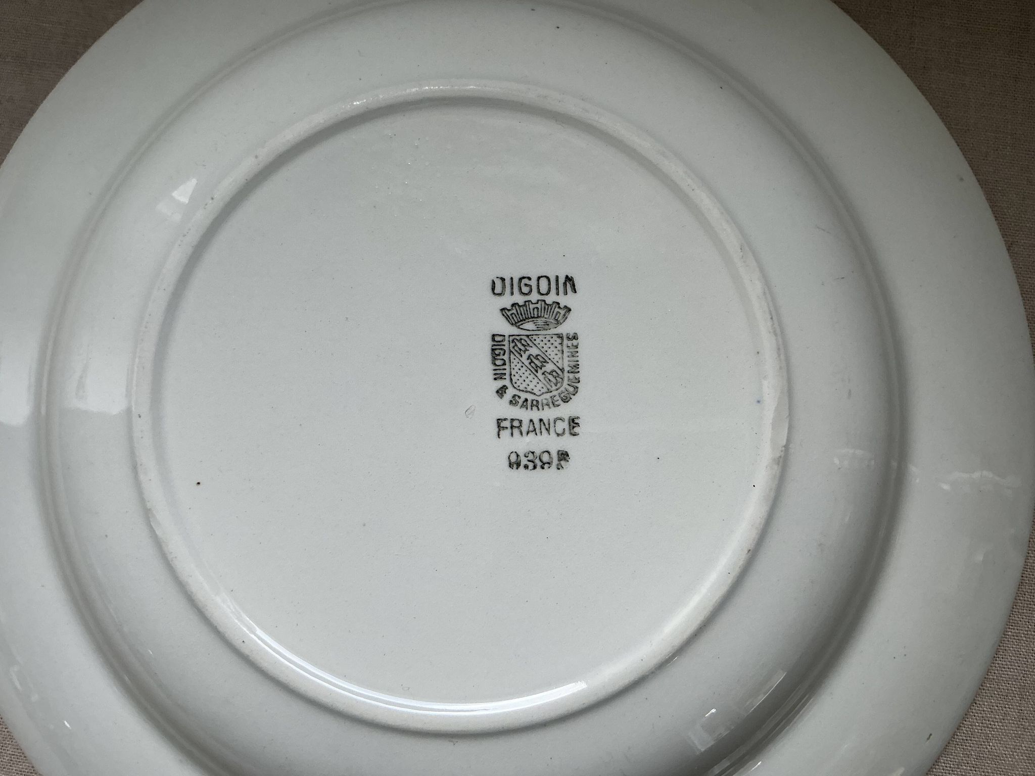 Antique hollow plate Digoin Sarreguemines Art Deco decoration in burgundy