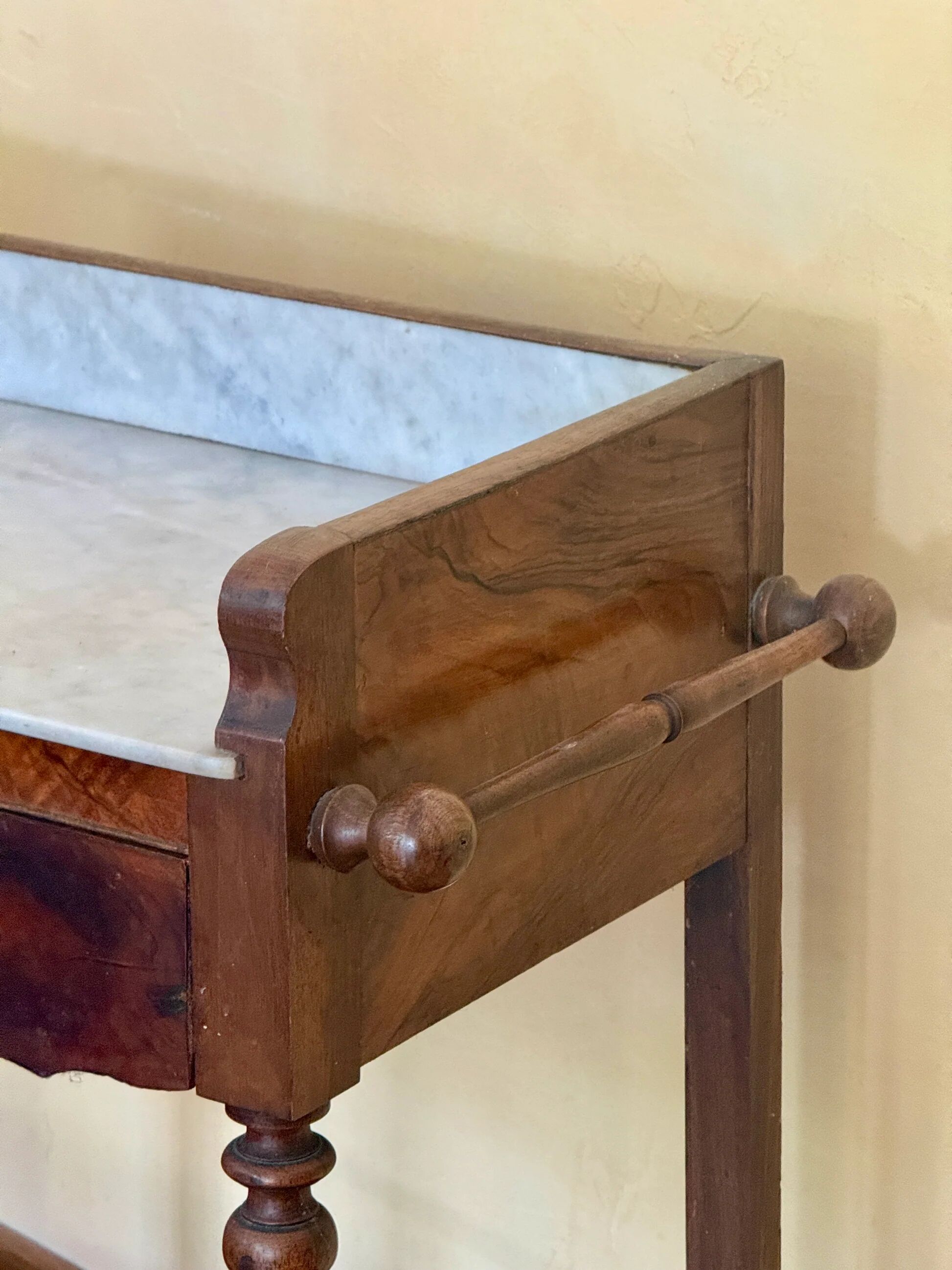 Bureau coiffeuse en bois et marbre