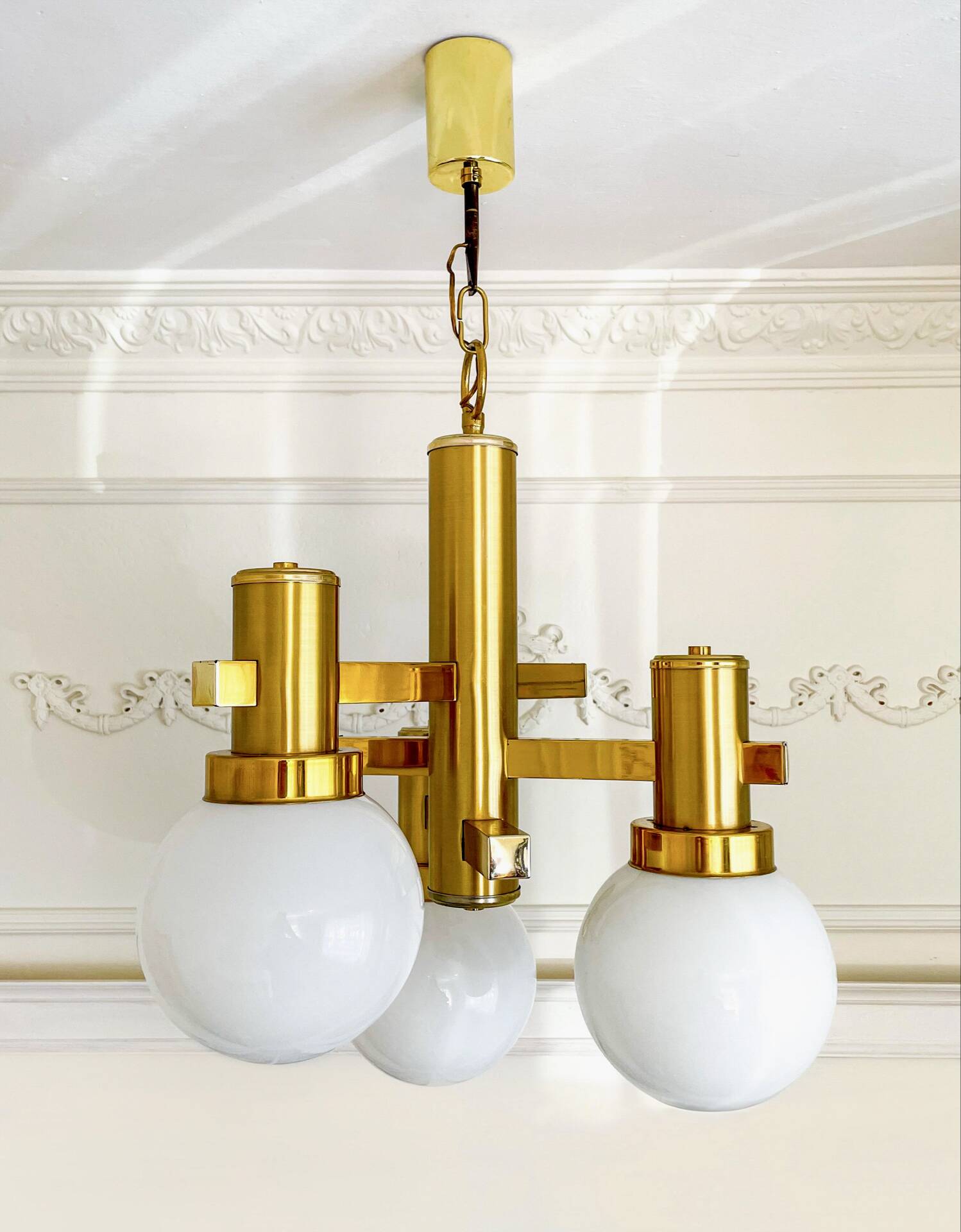 Gaetano Sciolari vintage chandelier in brass and opaline, 1970s