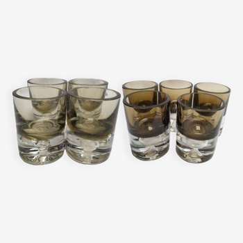 Lot de neuf verres à liqueur en verre fumé pierre schneider