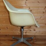 Herman Miller EAMES white shell armchair