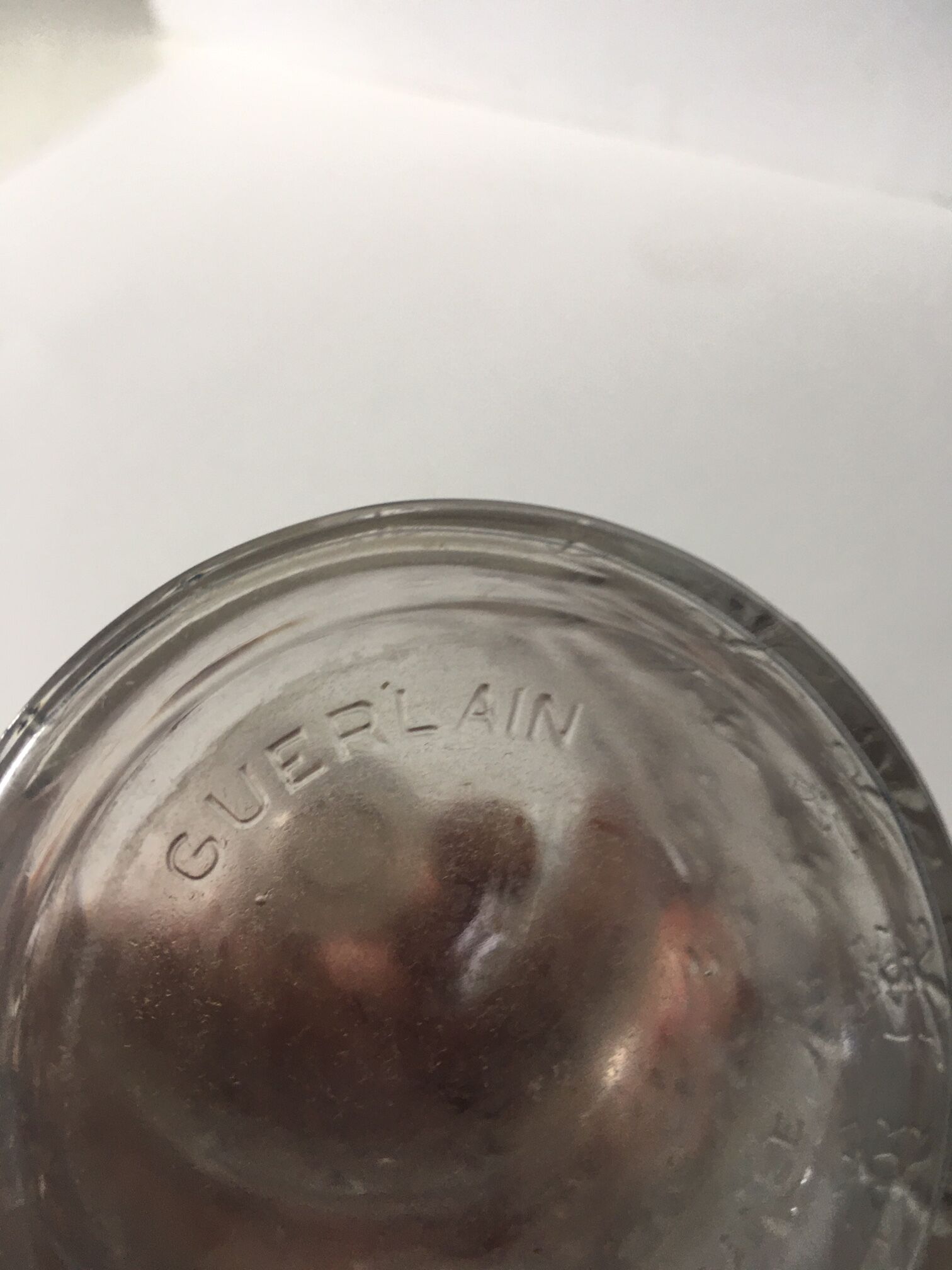 Ensemble de trois bouteilles de parfum Guerlain " Abeilles " avec une bouteille de parfum Lalique