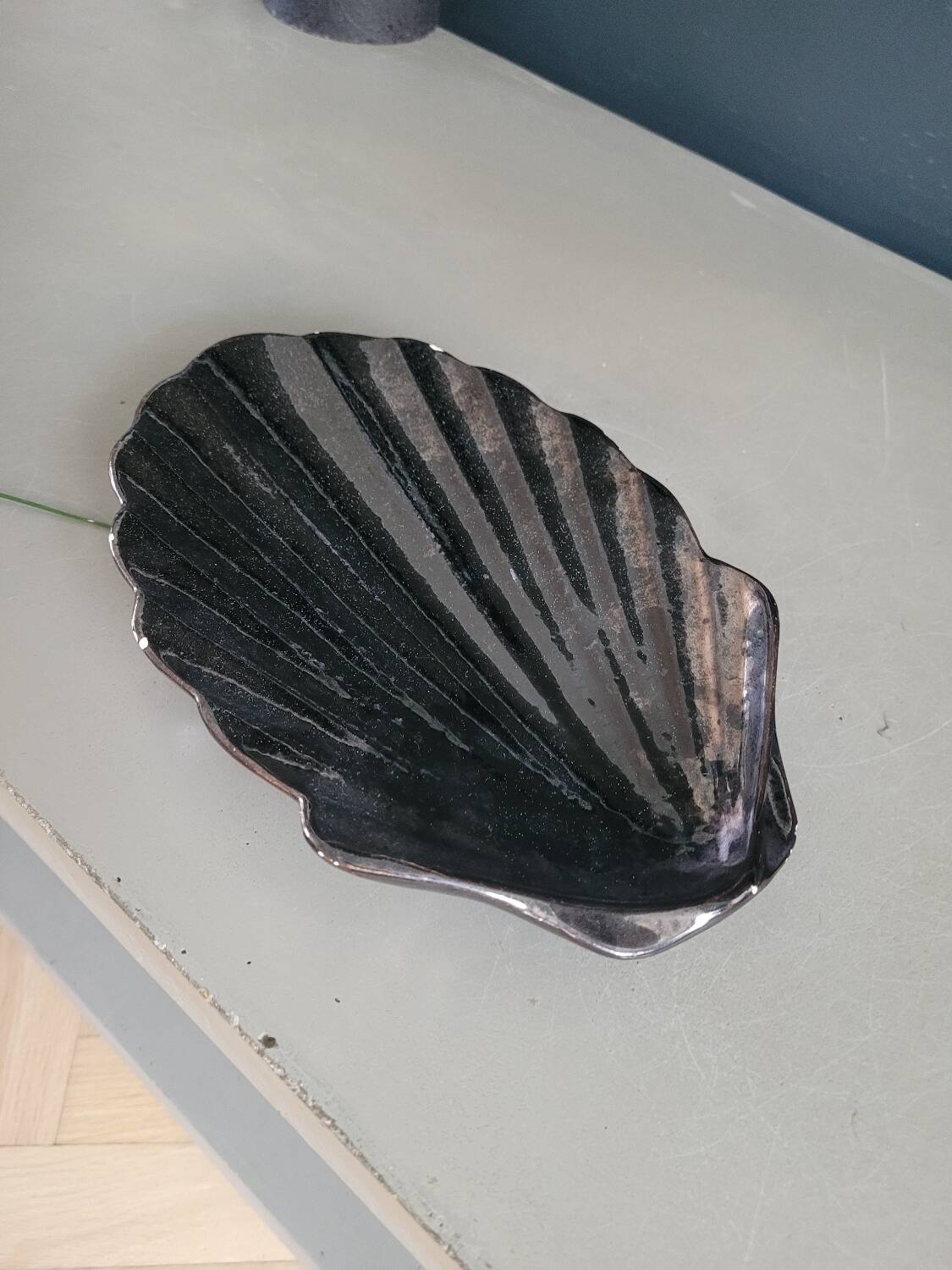 Ceramic scallop shell tray