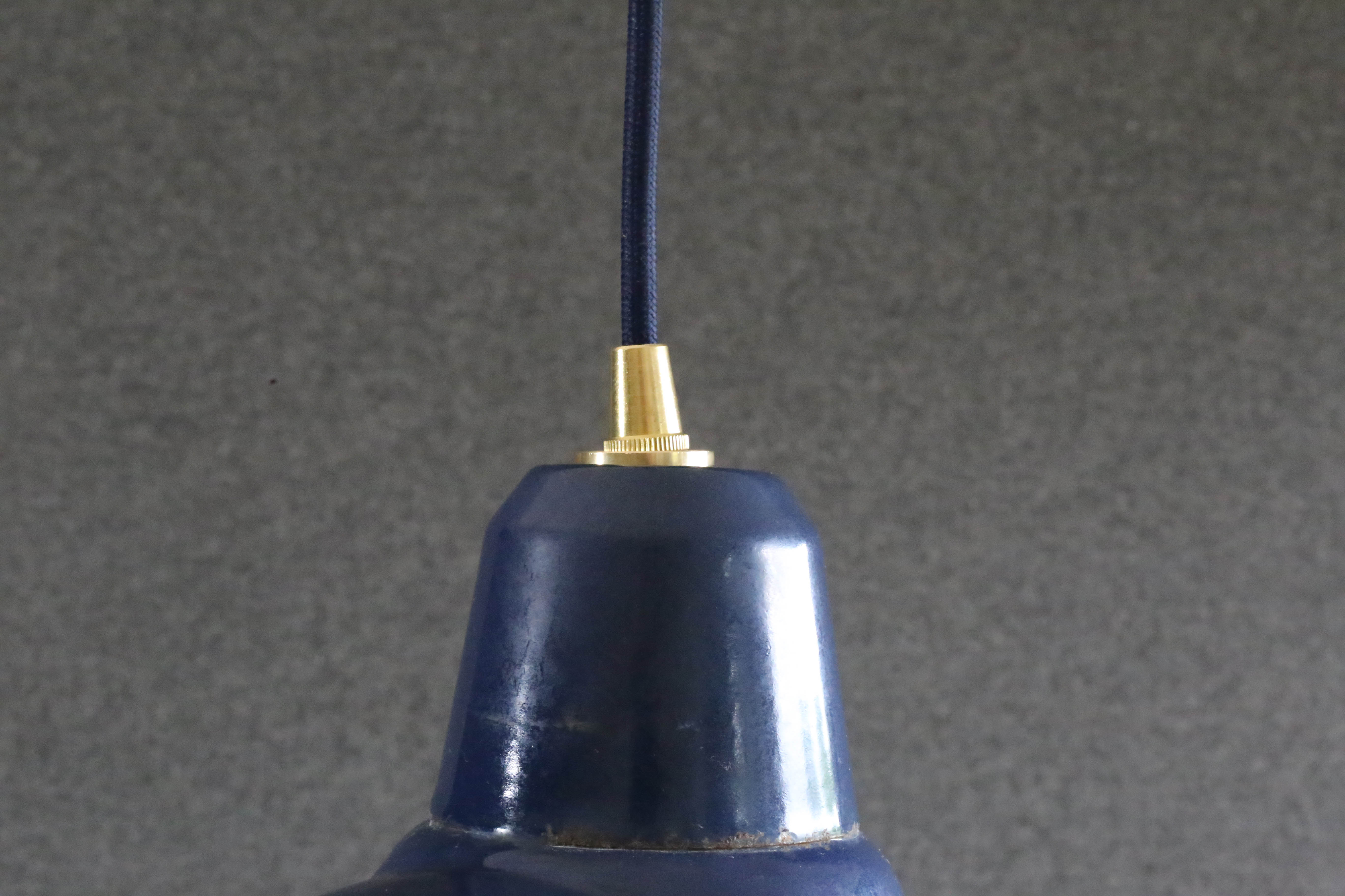 Blue industrial suspension in enamelled sheet metal with new electrical system