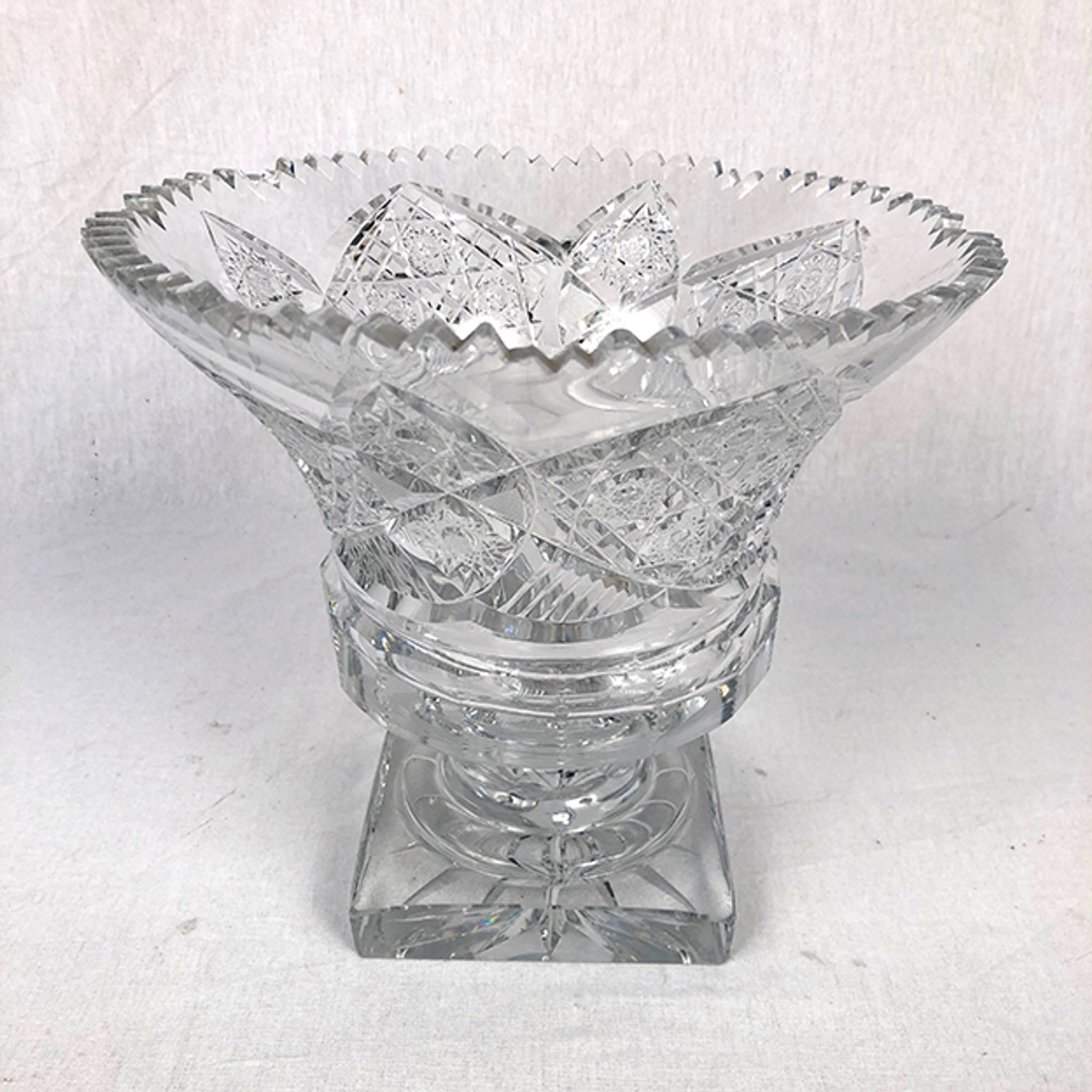 Coupe sur pied en cristal taillé